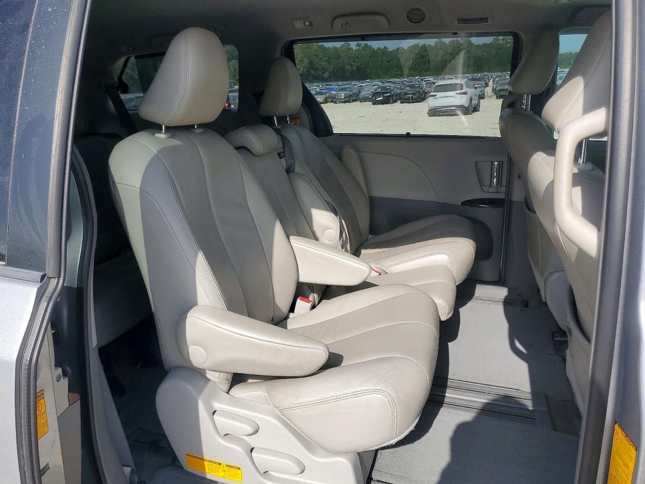 2013 Toyota Sienna Xle 8-passenger Серебряный vin: 5TDYK3DC6DS324463