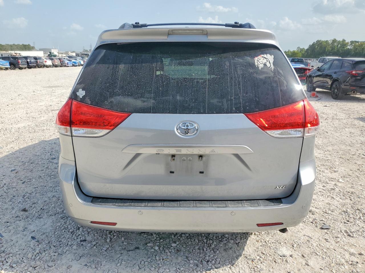2013 Toyota Sienna Xle 8-passenger Серебряный vin: 5TDYK3DC6DS324463