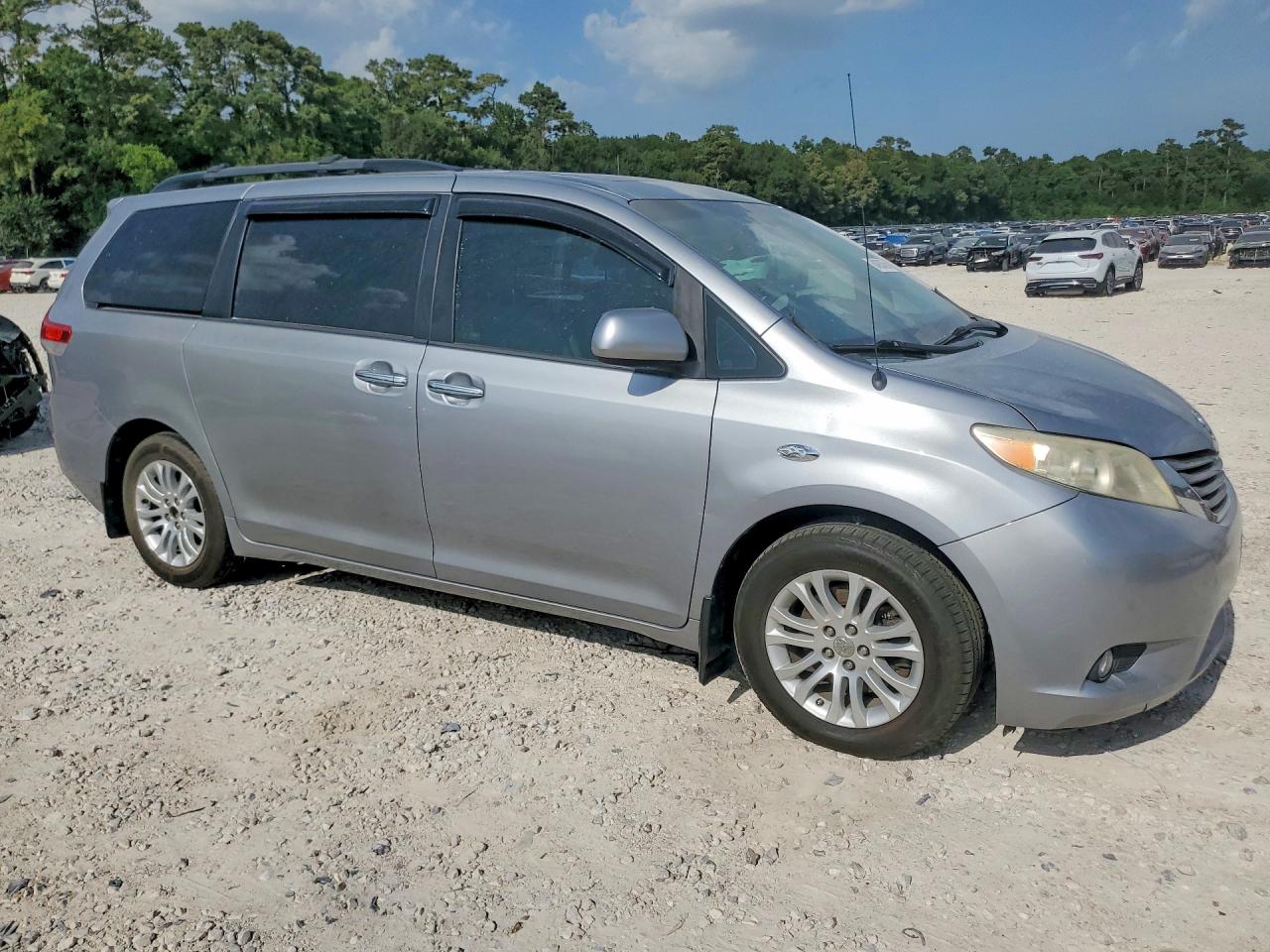 2013 Toyota Sienna Xle 8-passenger Серебряный vin: 5TDYK3DC6DS324463