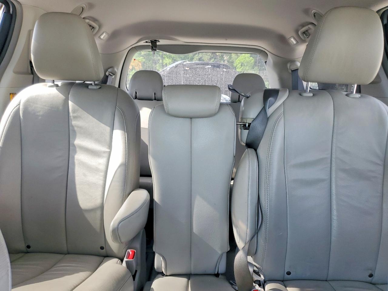 2013 Toyota Sienna Xle 8-passenger Серебряный vin: 5TDYK3DC6DS324463