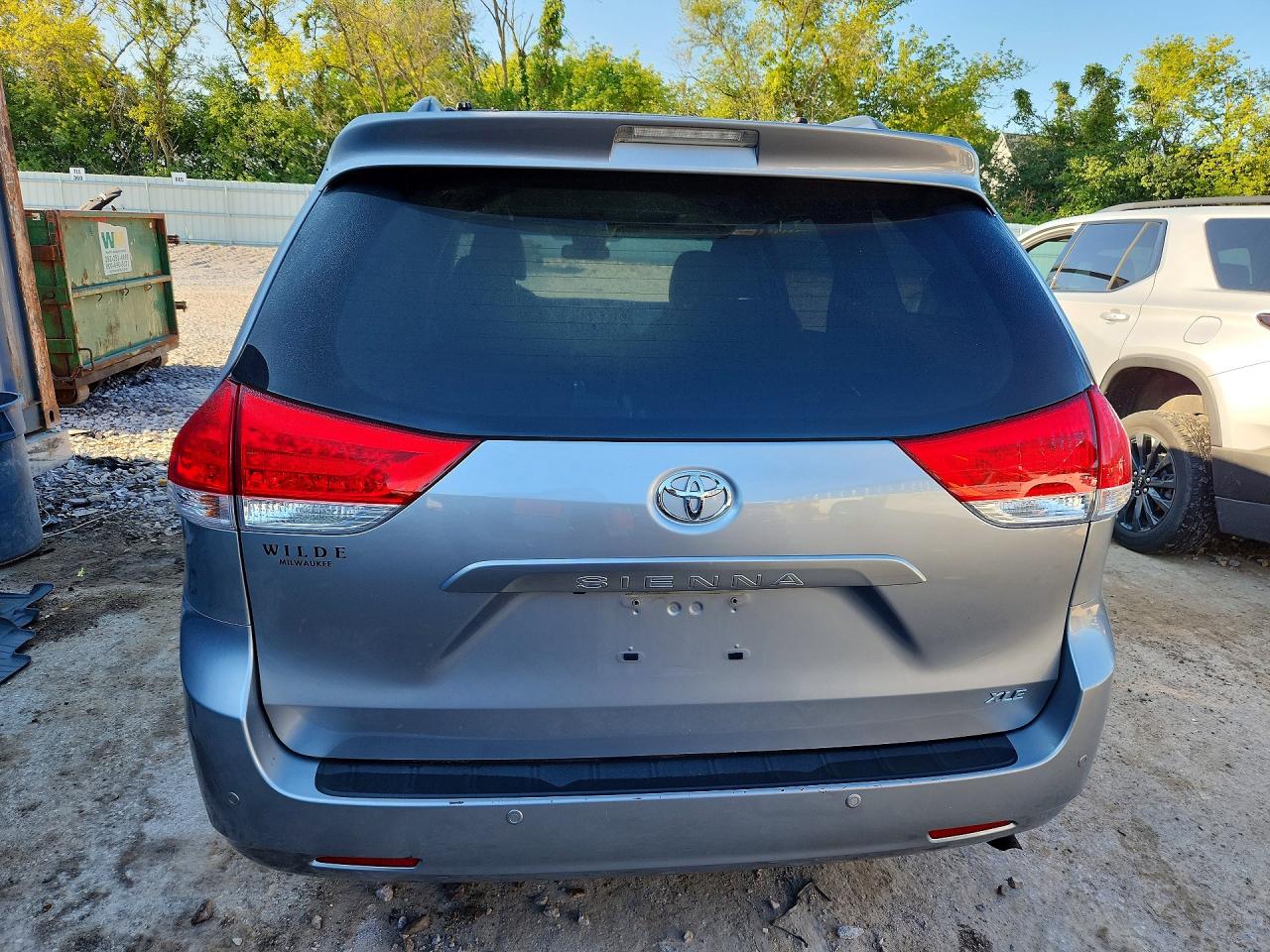 2013 Toyota Sienna Xle 8-passenger Silver vin: 5TDYK3DC6DS331154
