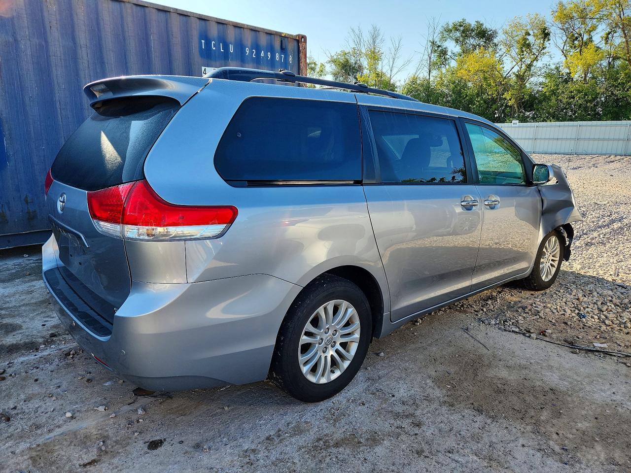 2013 Toyota Sienna Xle 8-passenger Silver vin: 5TDYK3DC6DS331154