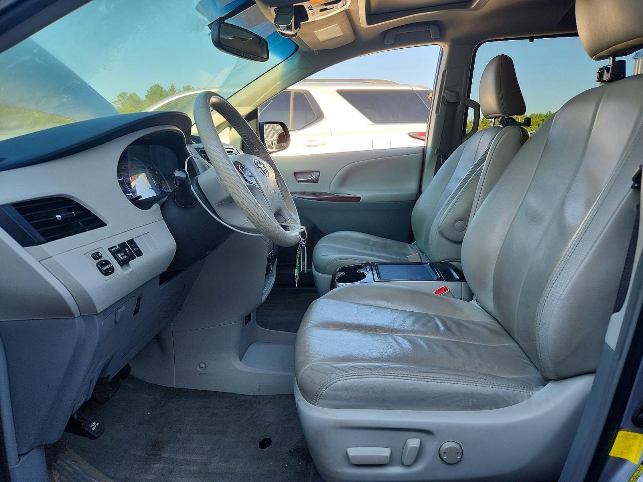 2013 Toyota Sienna Xle 8-passenger Silver vin: 5TDYK3DC6DS331154
