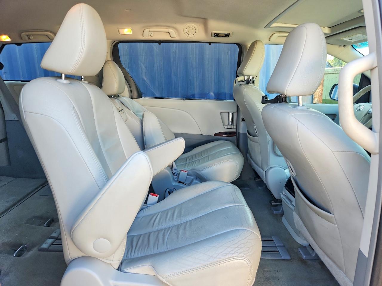 2013 Toyota Sienna Xle 8-passenger Silver vin: 5TDYK3DC6DS331154