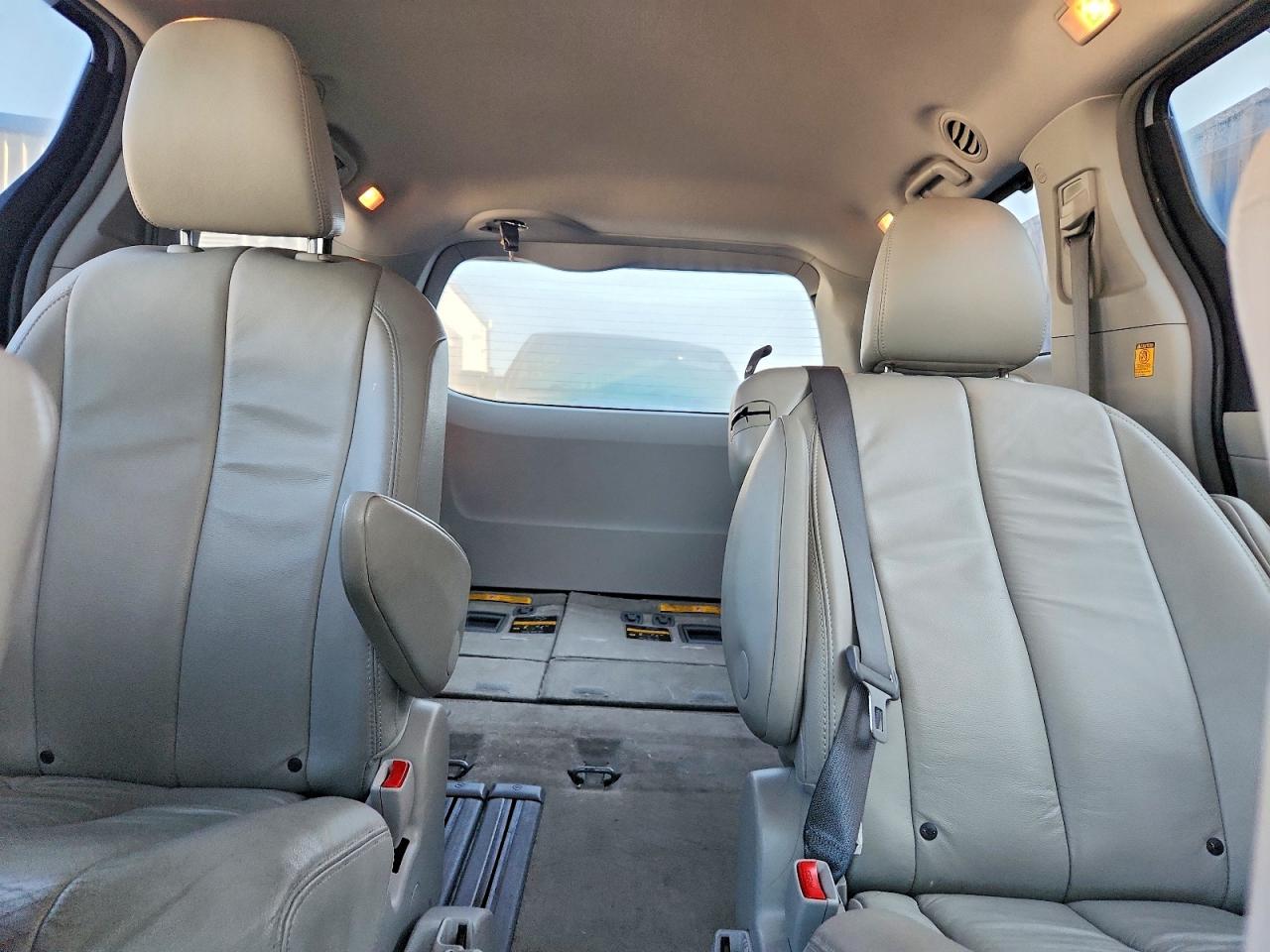 2013 Toyota Sienna Xle 8-passenger Silver vin: 5TDYK3DC6DS331154
