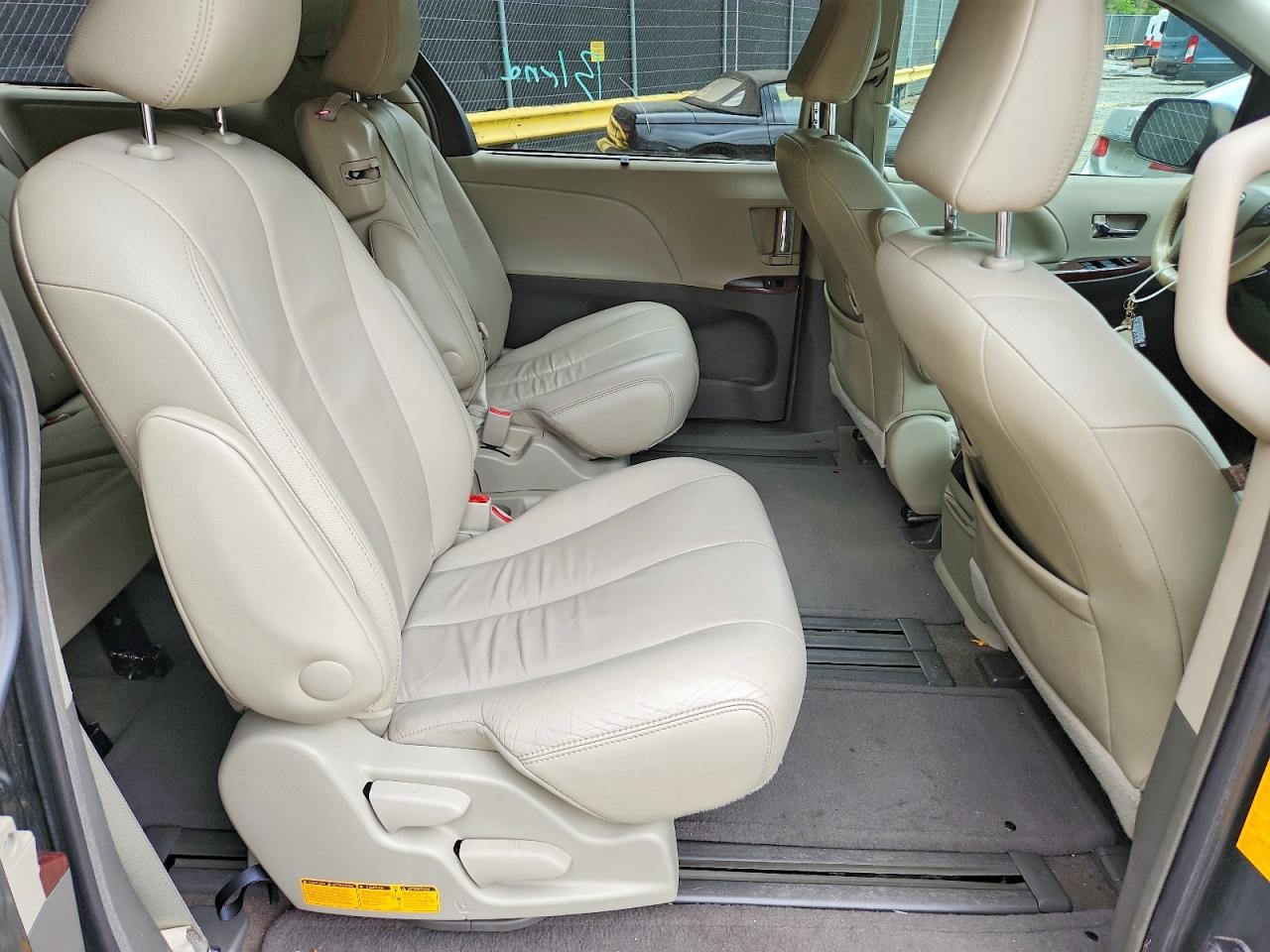 2013 Toyota Sienna Xle 8-passenger Серый vin: 5TDYK3DC6DS359746