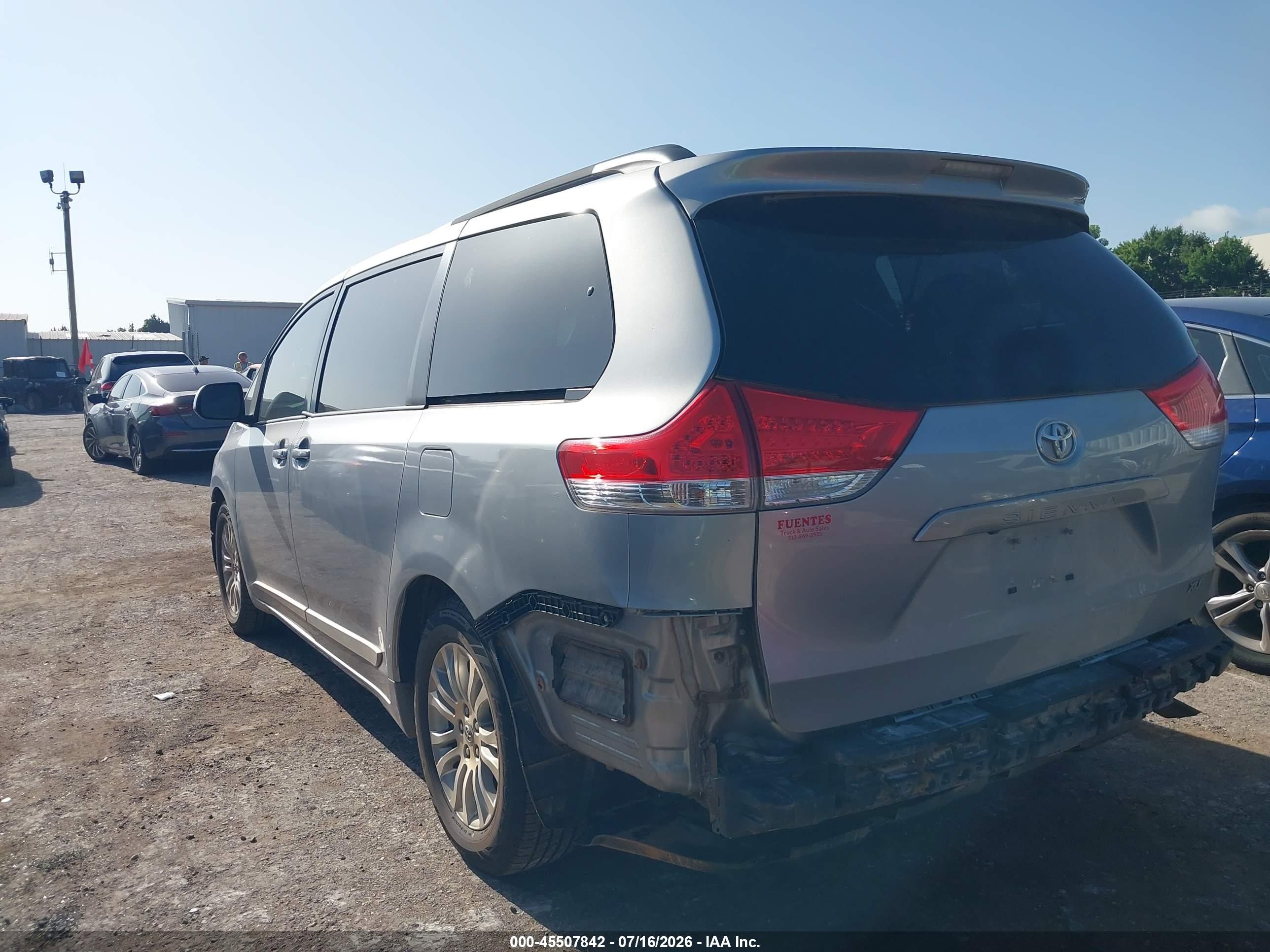 2013 Toyota Sienna Xle V6 8 Passenger Blue vin: 5TDYK3DC6DS363246