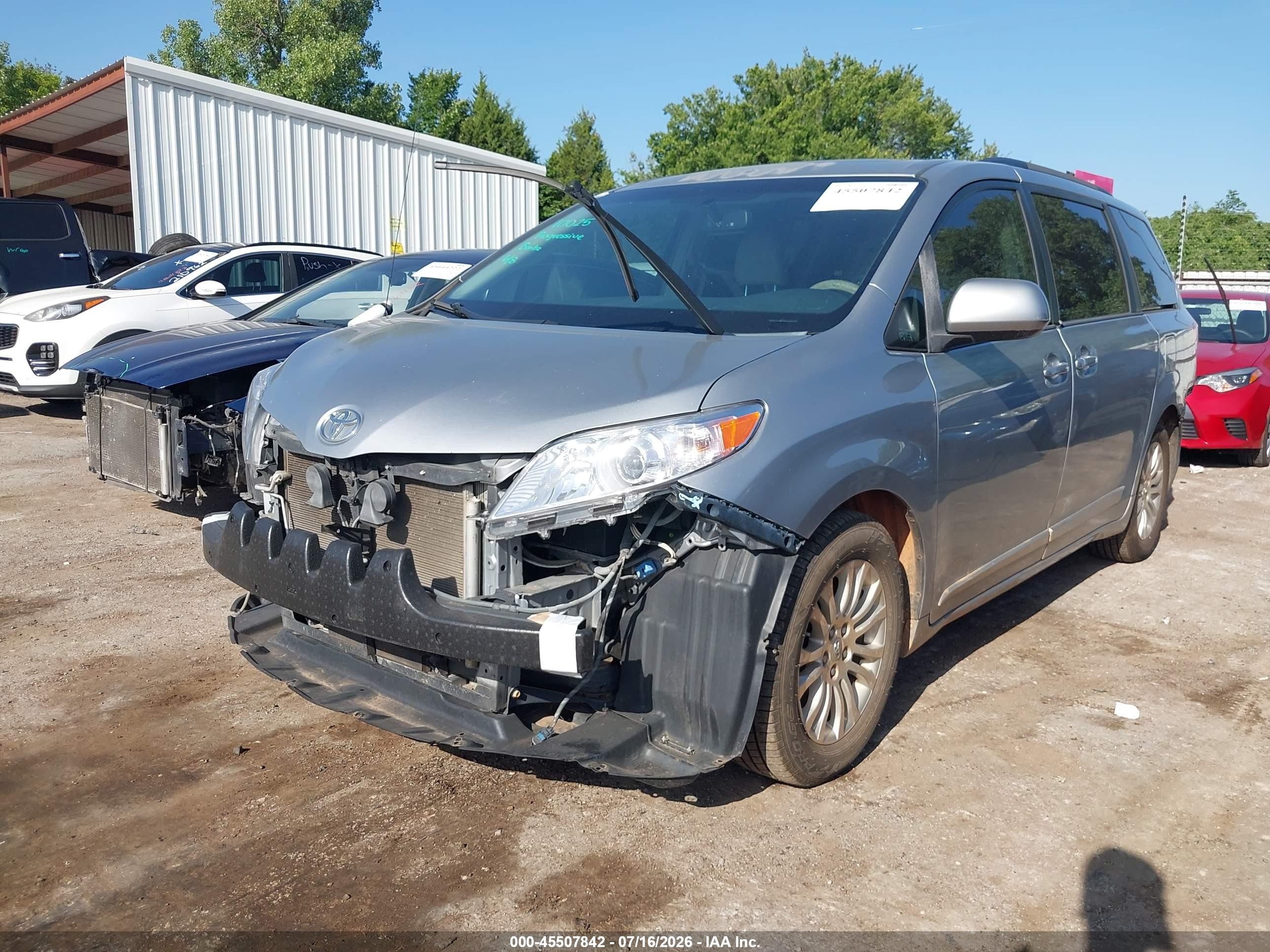 2013 Toyota Sienna Xle V6 8 Passenger Blue vin: 5TDYK3DC6DS363246