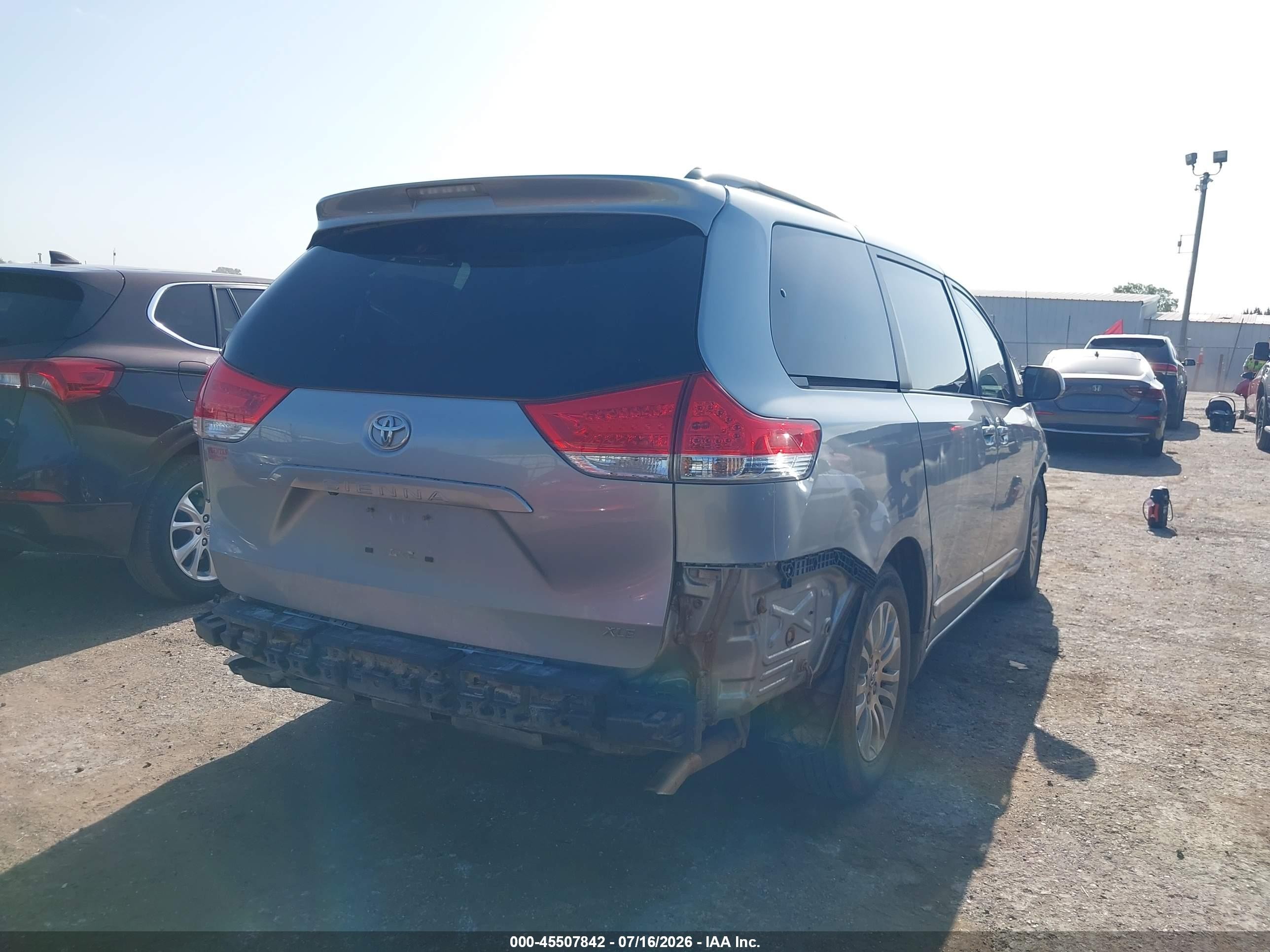 2013 Toyota Sienna Xle V6 8 Passenger Blue vin: 5TDYK3DC6DS363246
