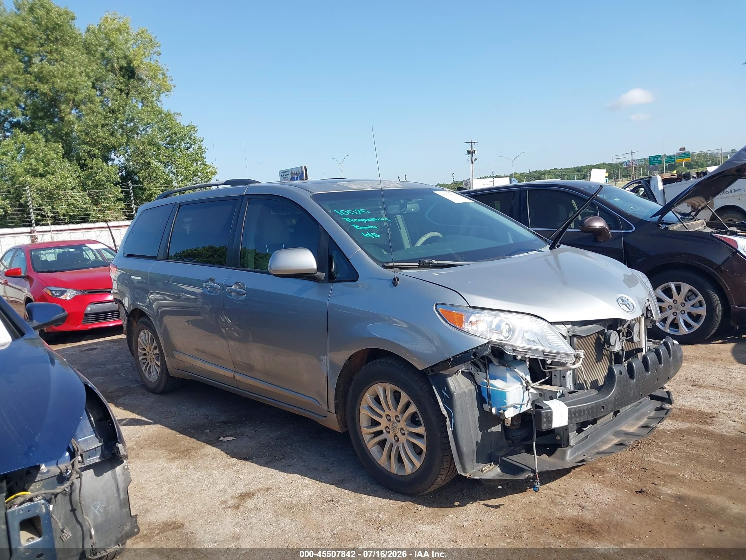 2013 Toyota Sienna Xle V6 8 Passenger Blue vin: 5TDYK3DC6DS363246
