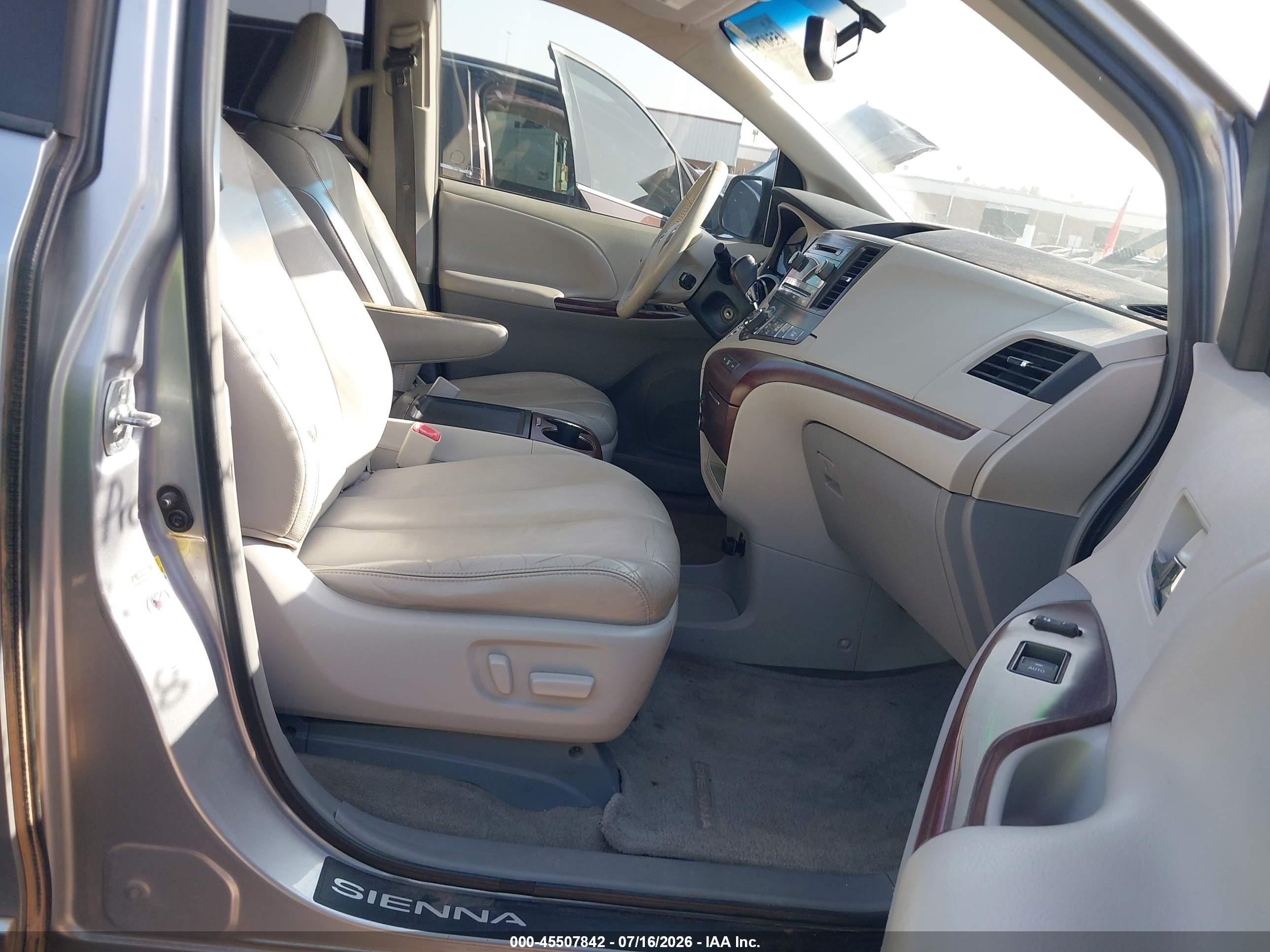 2013 Toyota Sienna Xle V6 8 Passenger Blue vin: 5TDYK3DC6DS363246