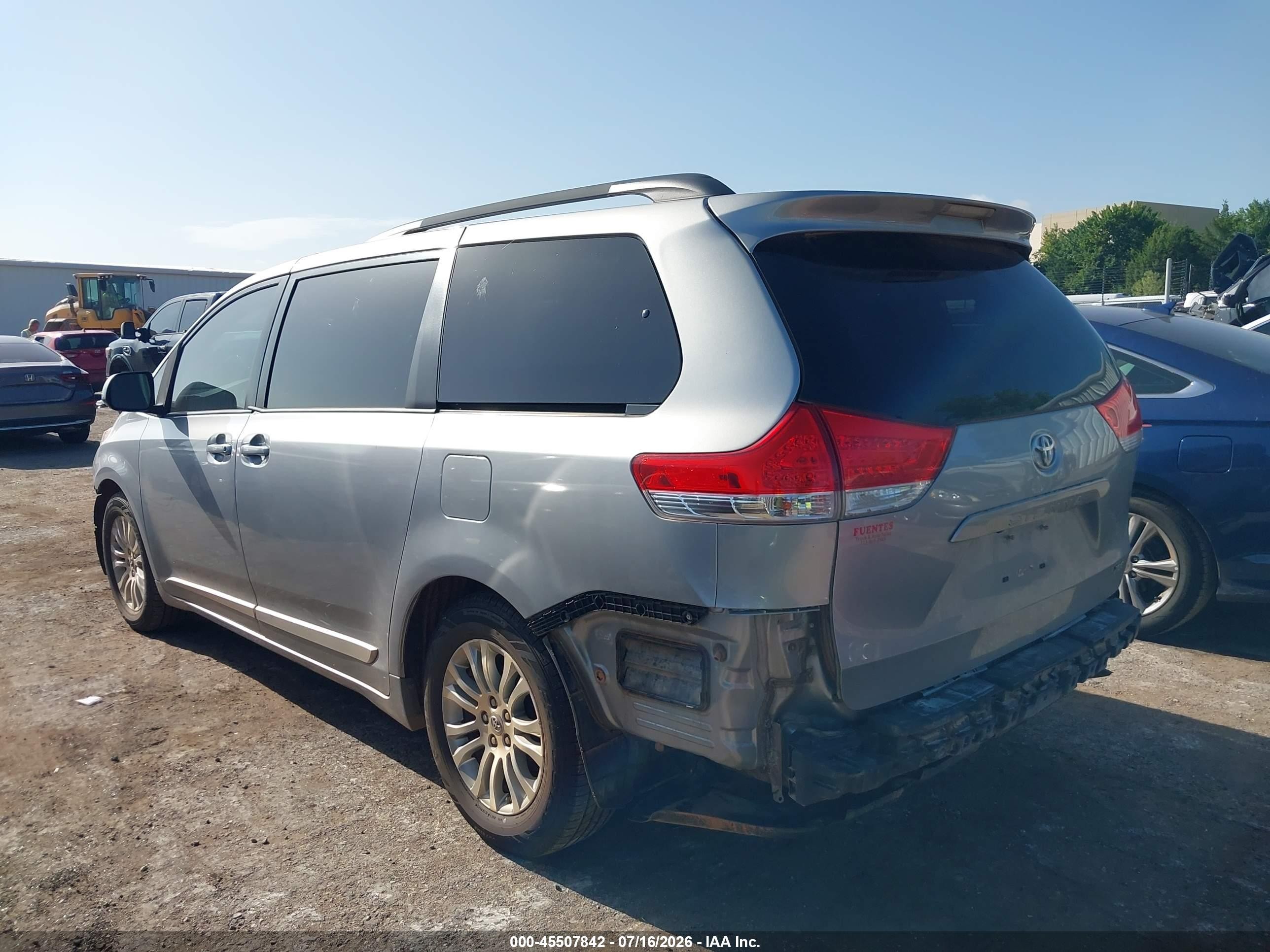 2013 Toyota Sienna Xle V6 8 Passenger Blue vin: 5TDYK3DC6DS363246