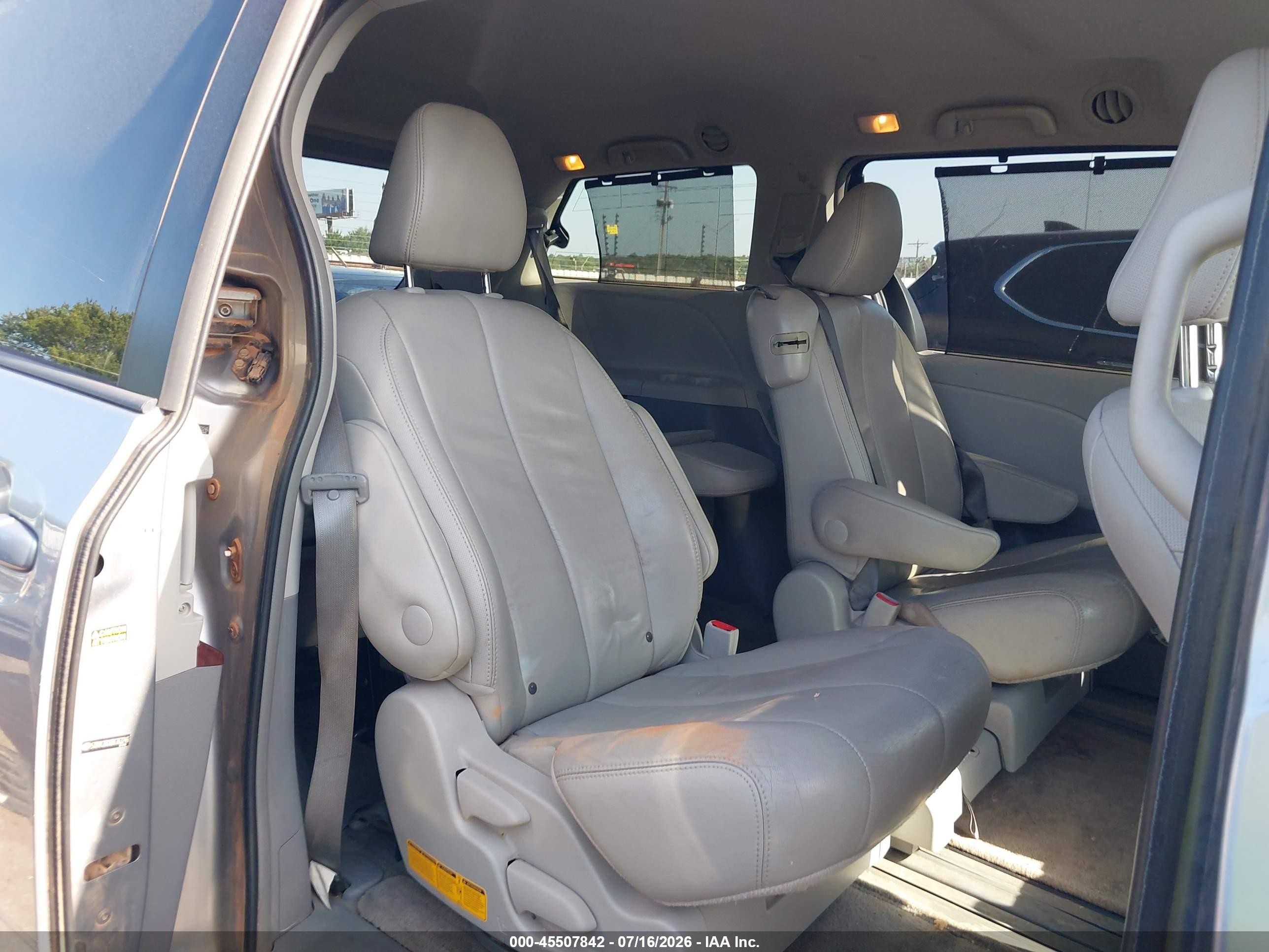 2013 Toyota Sienna Xle V6 8 Passenger Blue vin: 5TDYK3DC6DS363246