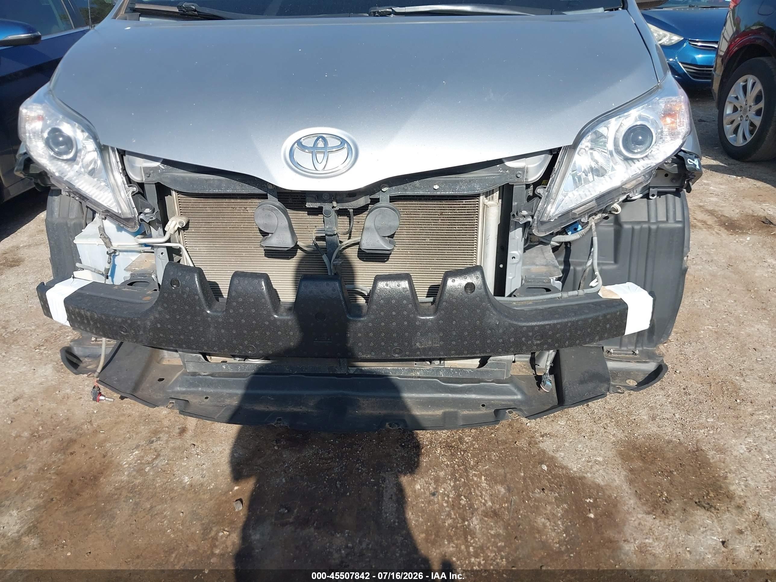 2013 Toyota Sienna Xle V6 8 Passenger Blue vin: 5TDYK3DC6DS363246