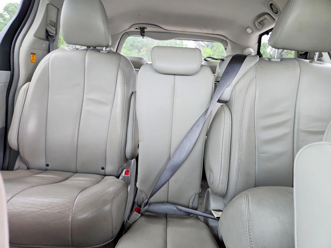 2013 Toyota Sienna Xle 8-passenger Silver vin: 5TDYK3DC6DS369810