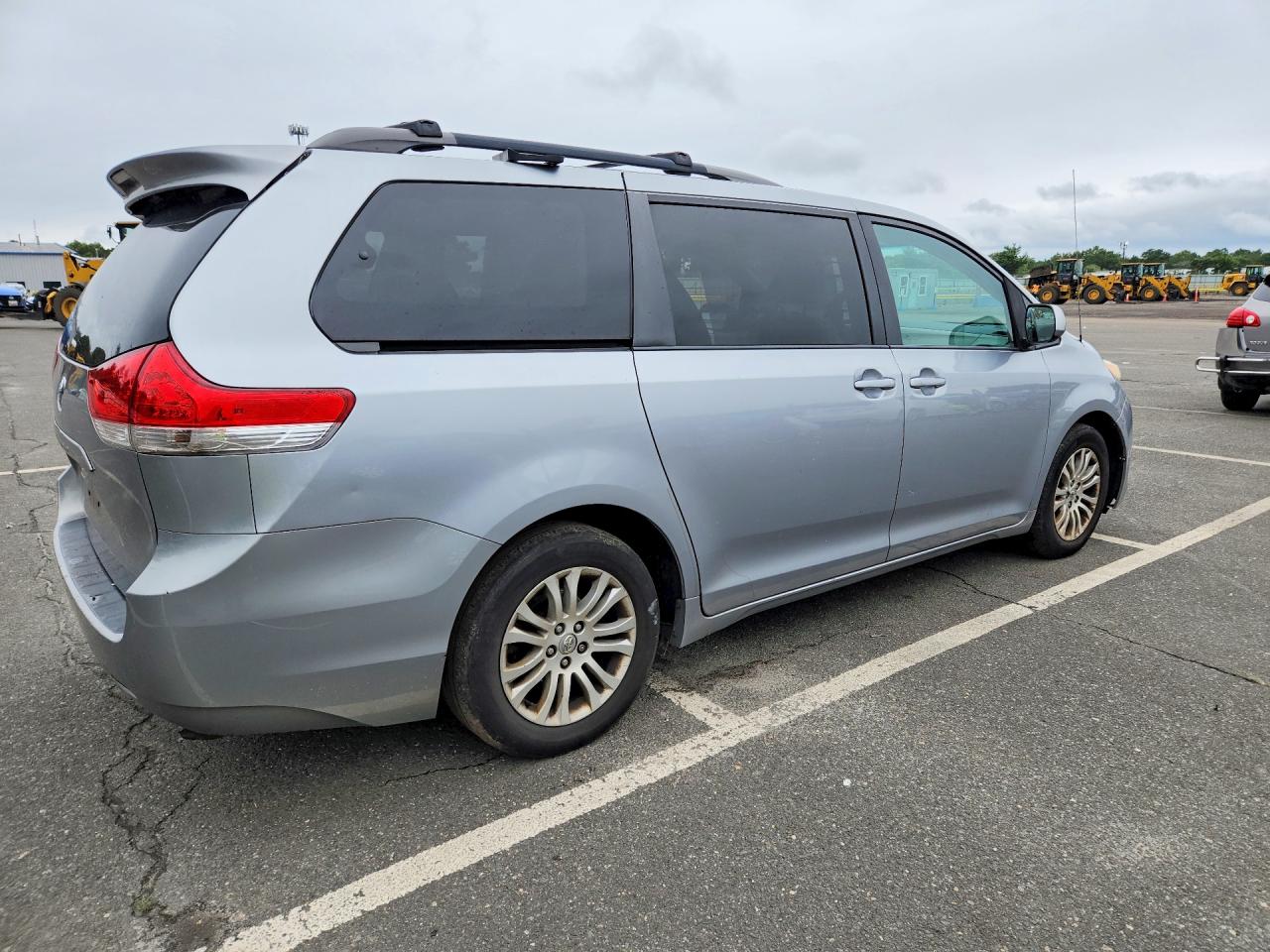 2013 Toyota Sienna Xle 8-passenger Silver vin: 5TDYK3DC6DS369810