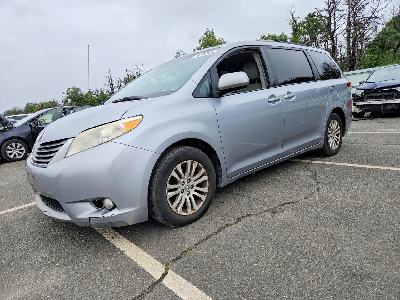 2013 Toyota Sienna Xle 8-passenger Silver vin: 5TDYK3DC6DS369810