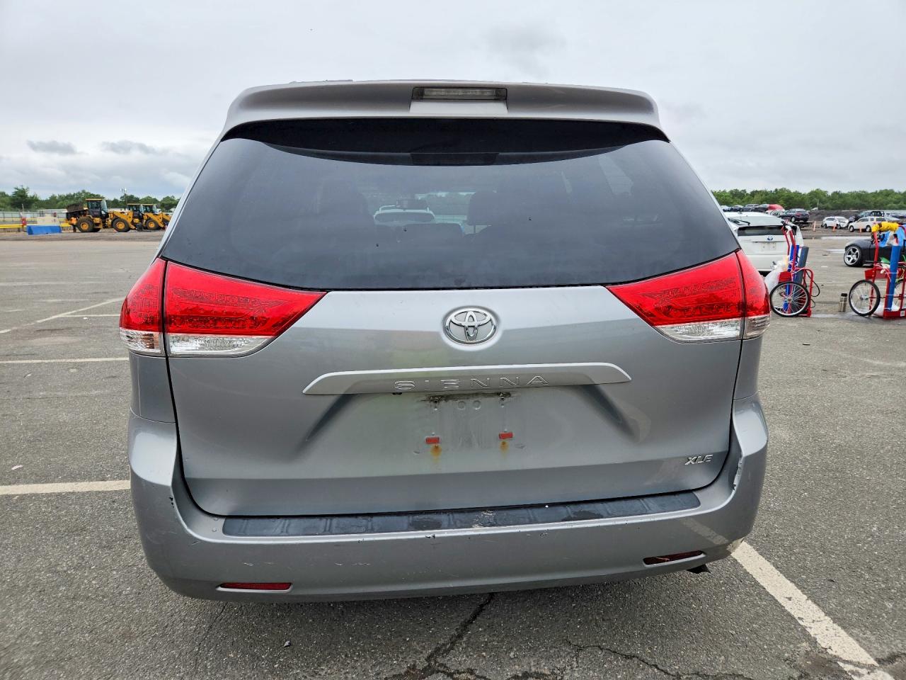 2013 Toyota Sienna Xle 8-passenger Silver vin: 5TDYK3DC6DS369810