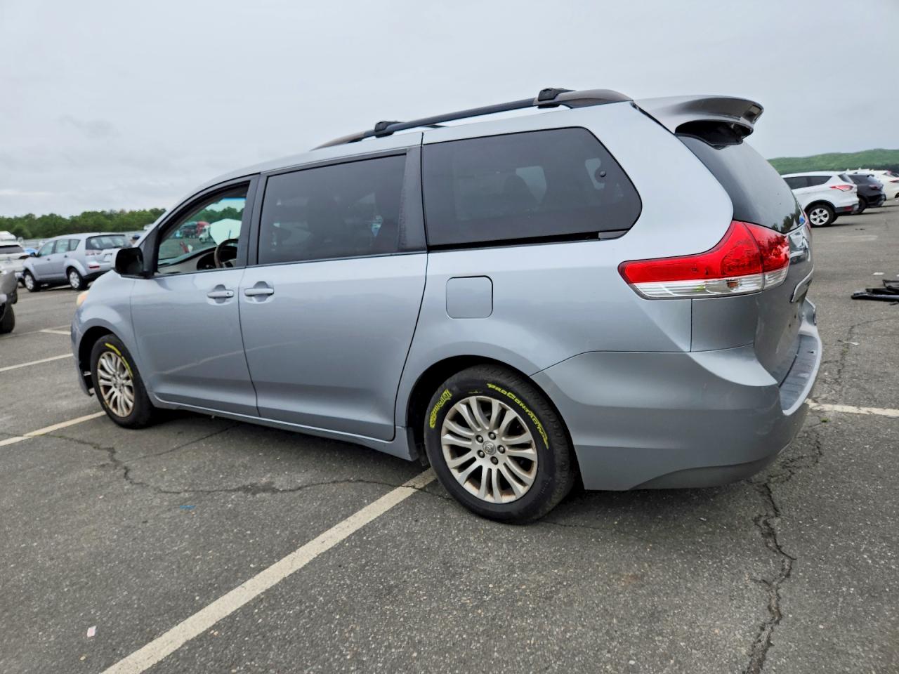 2013 Toyota Sienna Xle 8-passenger Silver vin: 5TDYK3DC6DS369810