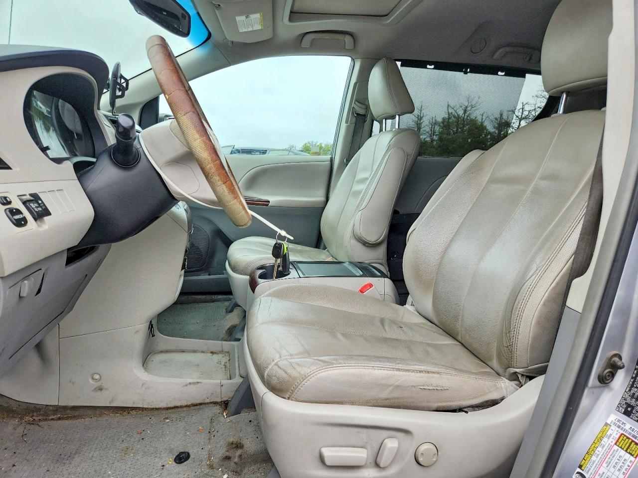 2013 Toyota Sienna Xle 8-passenger Silver vin: 5TDYK3DC6DS369810