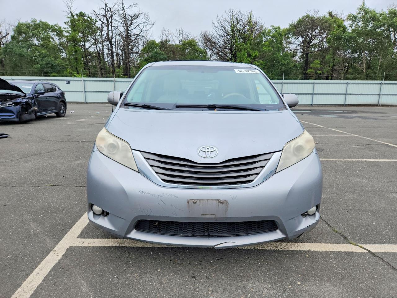 2013 Toyota Sienna Xle 8-passenger Silver vin: 5TDYK3DC6DS369810