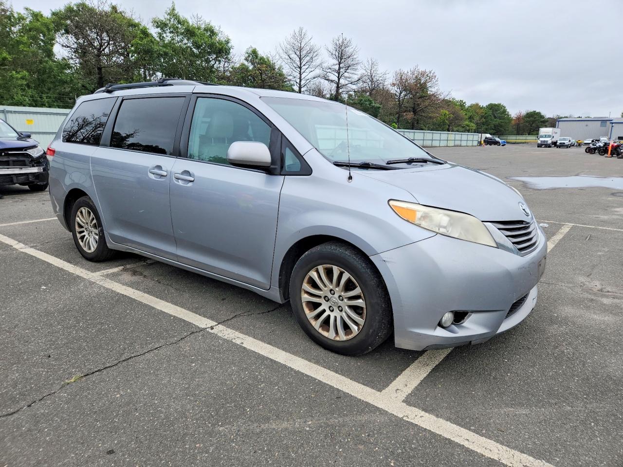 2013 Toyota Sienna Xle 8-passenger Silver vin: 5TDYK3DC6DS369810