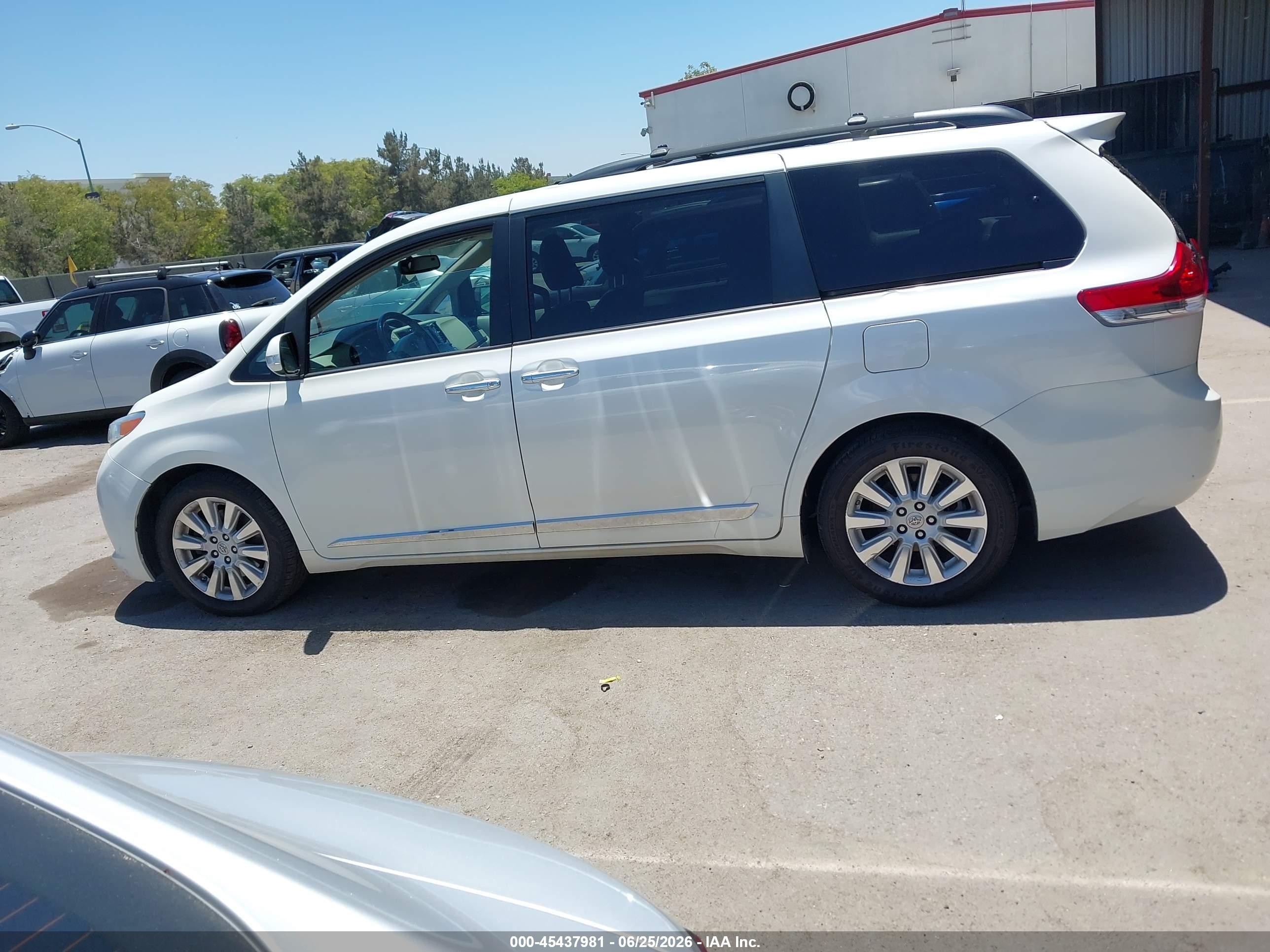 2013 Toyota Sienna Limited V6 7 Passenger White vin: 5TDYK3DC6DS372979