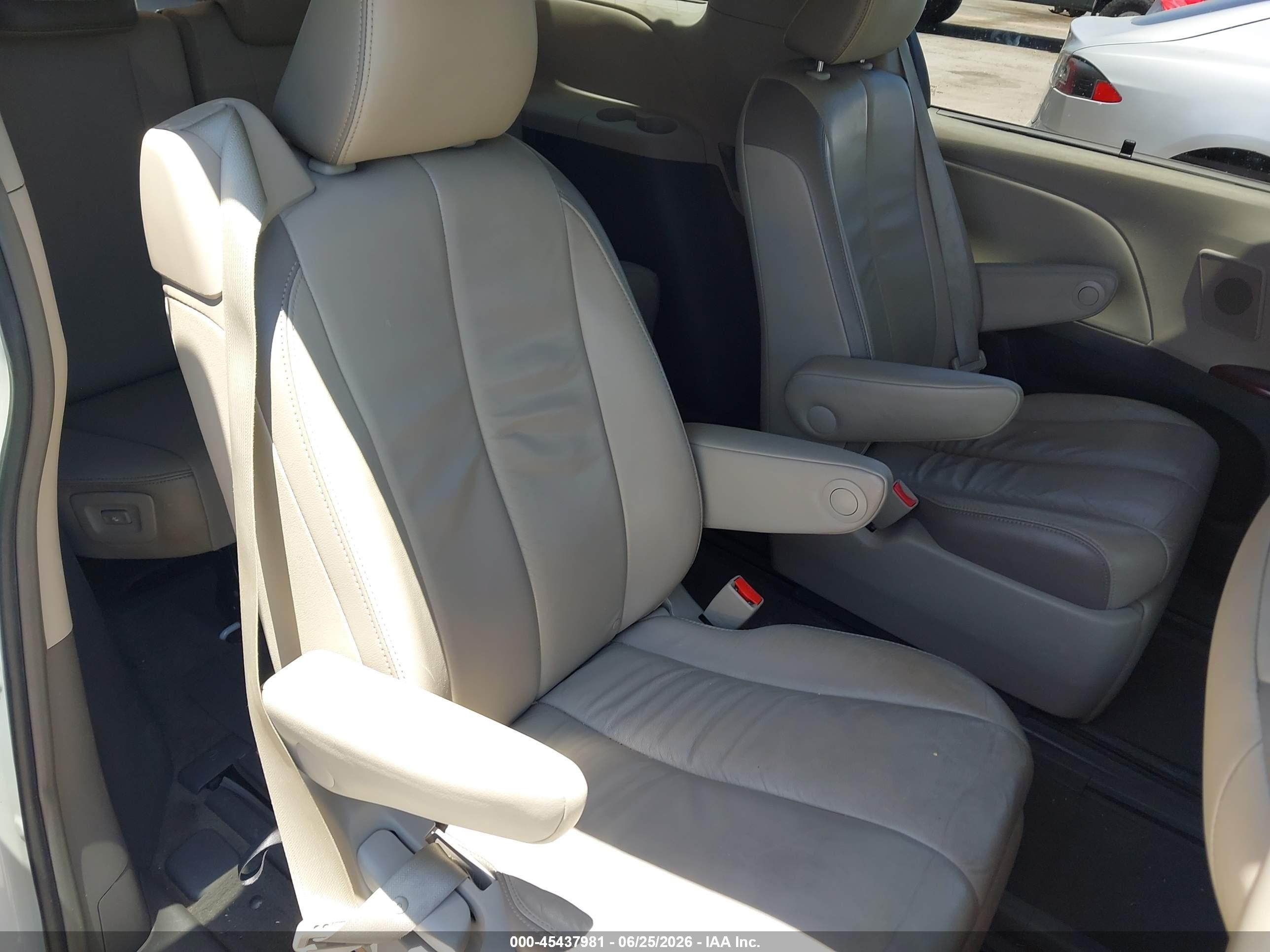 2013 Toyota Sienna Limited V6 7 Passenger White vin: 5TDYK3DC6DS372979