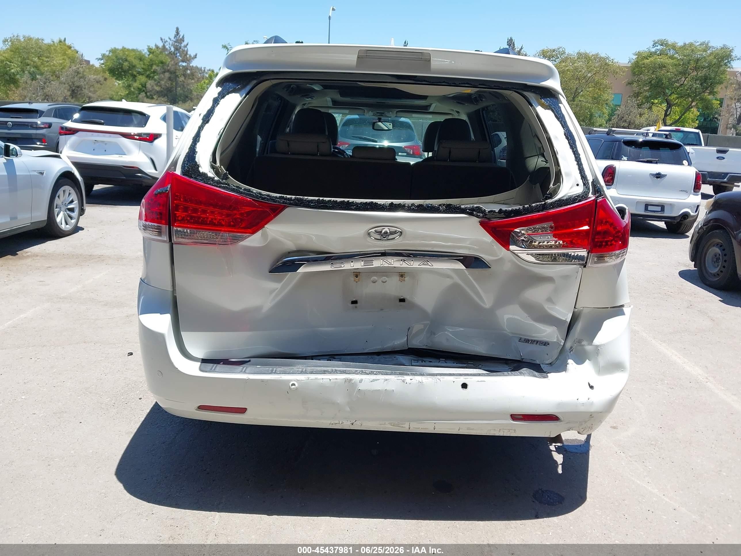 2013 Toyota Sienna Limited V6 7 Passenger White vin: 5TDYK3DC6DS372979