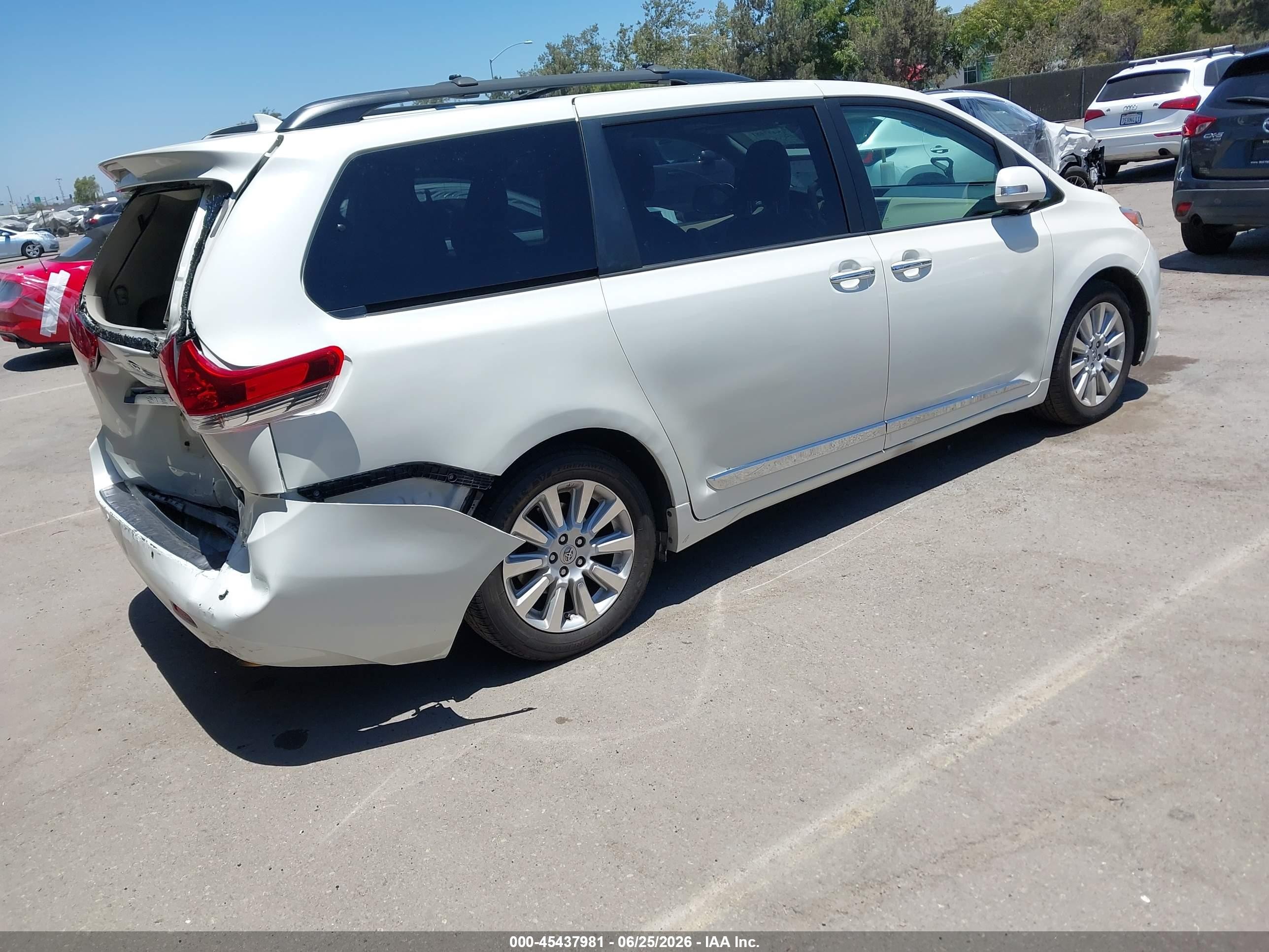 2013 Toyota Sienna Limited V6 7 Passenger White vin: 5TDYK3DC6DS372979