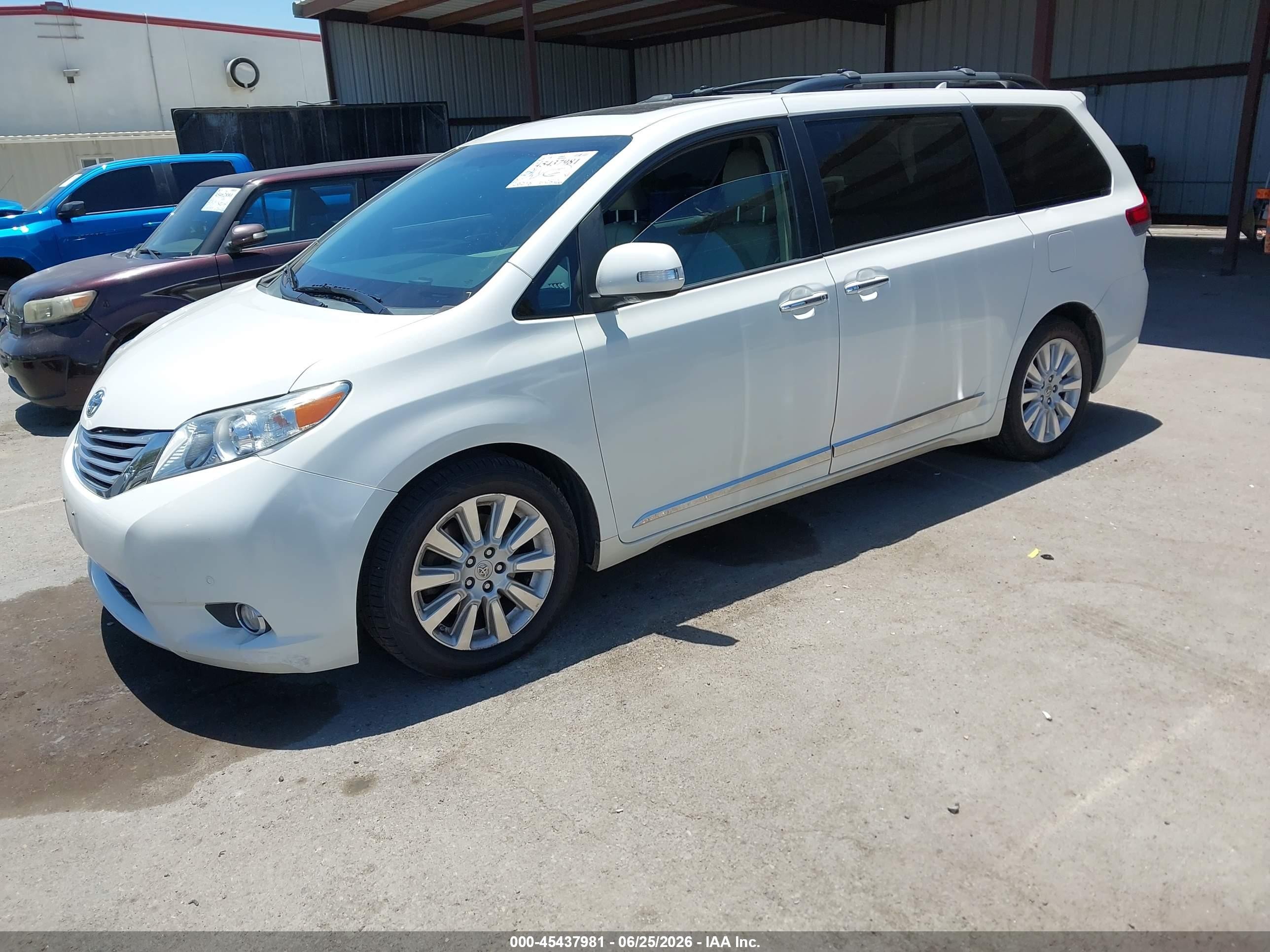 2013 Toyota Sienna Limited V6 7 Passenger White vin: 5TDYK3DC6DS372979