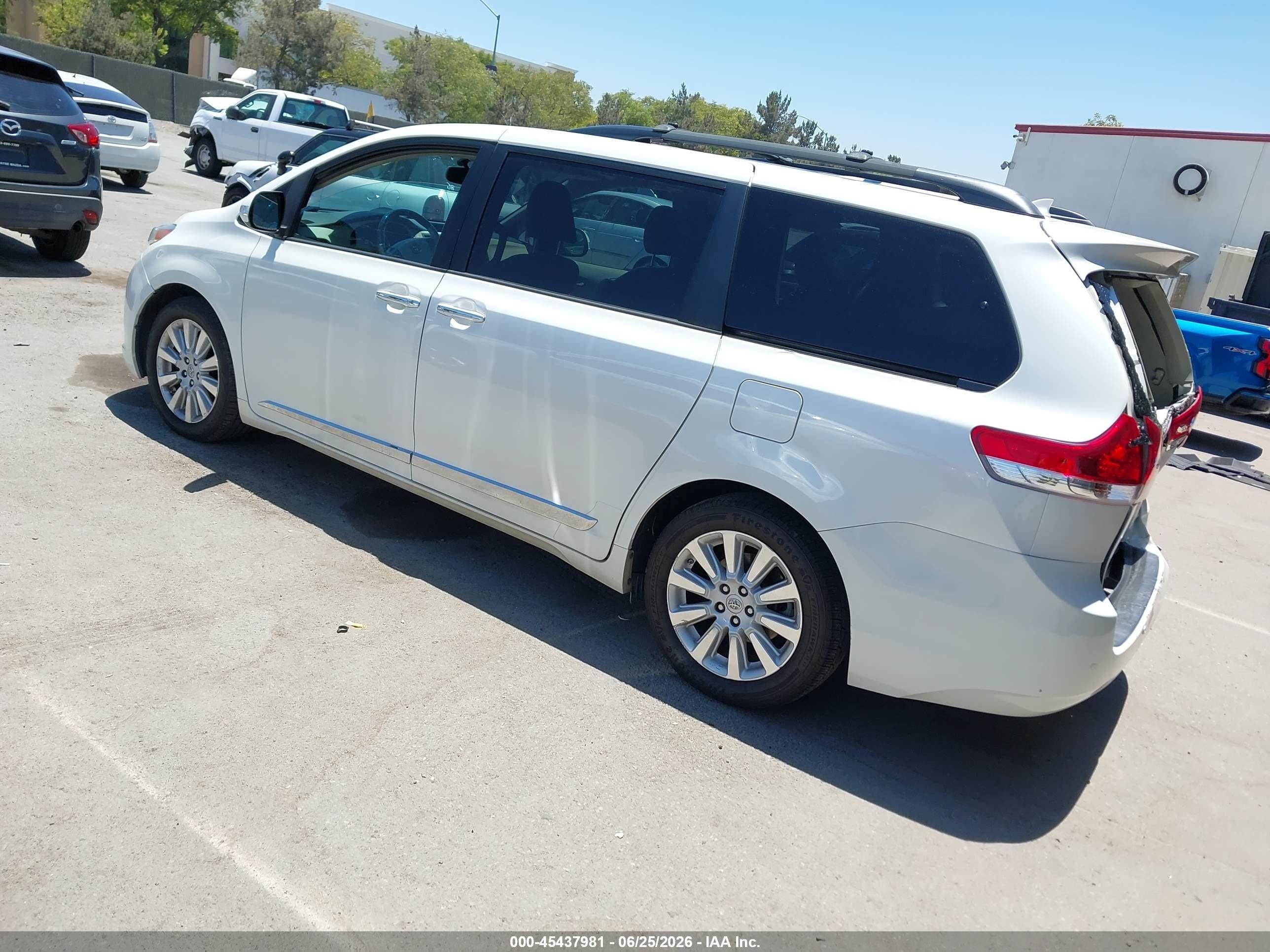 2013 Toyota Sienna Limited V6 7 Passenger White vin: 5TDYK3DC6DS372979