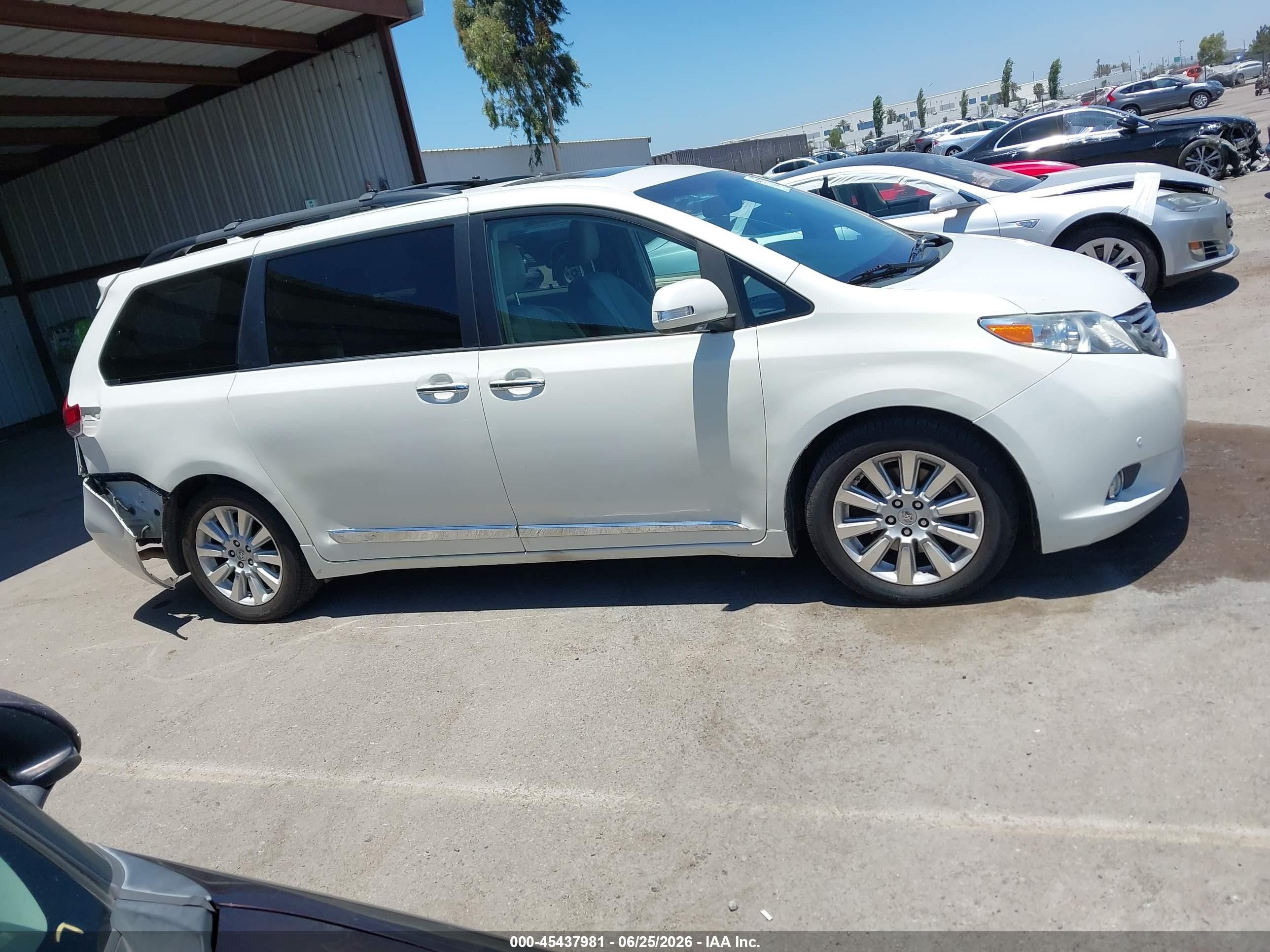 2013 Toyota Sienna Limited V6 7 Passenger White vin: 5TDYK3DC6DS372979