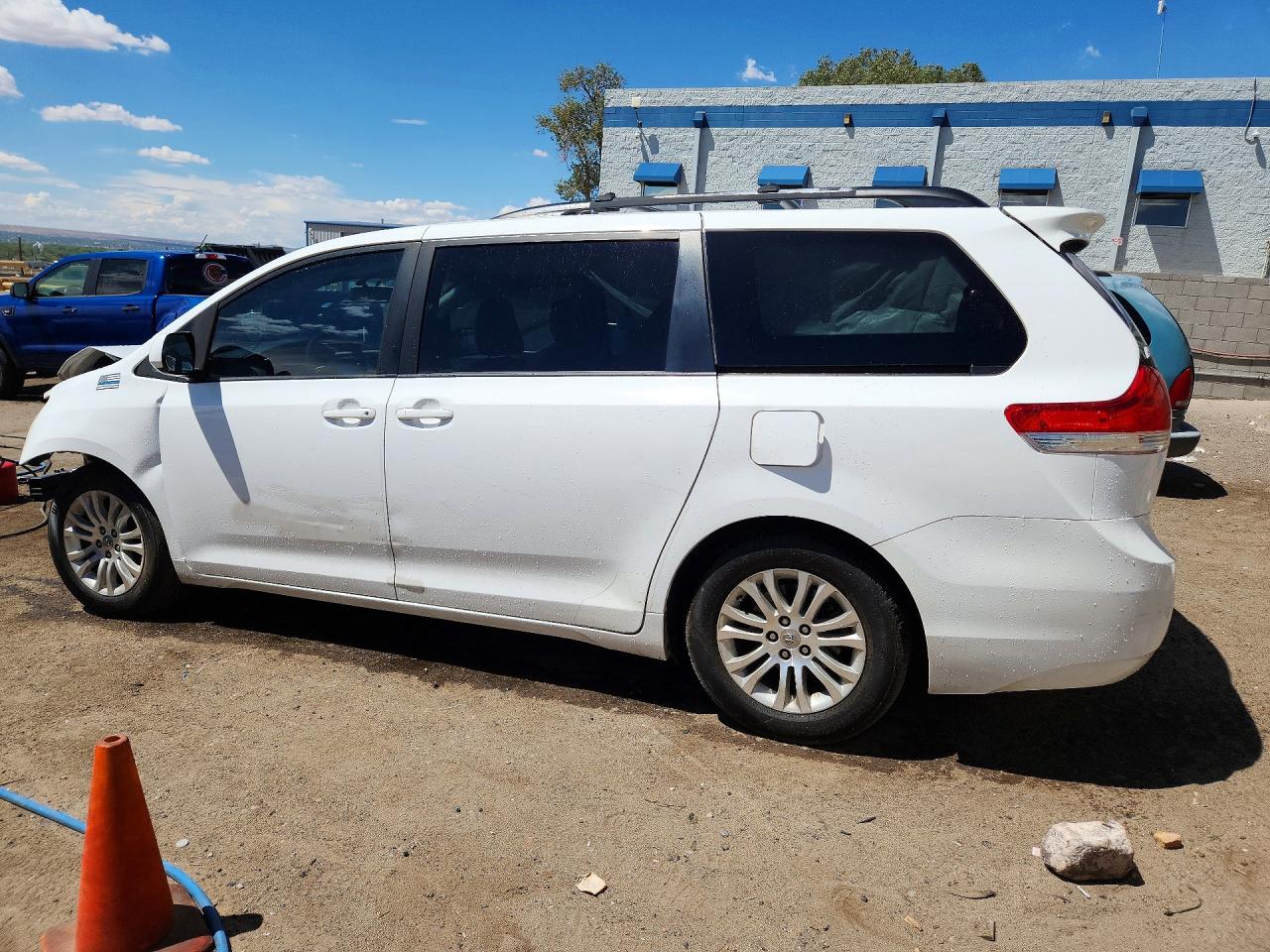 2013 Toyota Sienna Xle 8-passenger White vin: 5TDYK3DC6DS385781