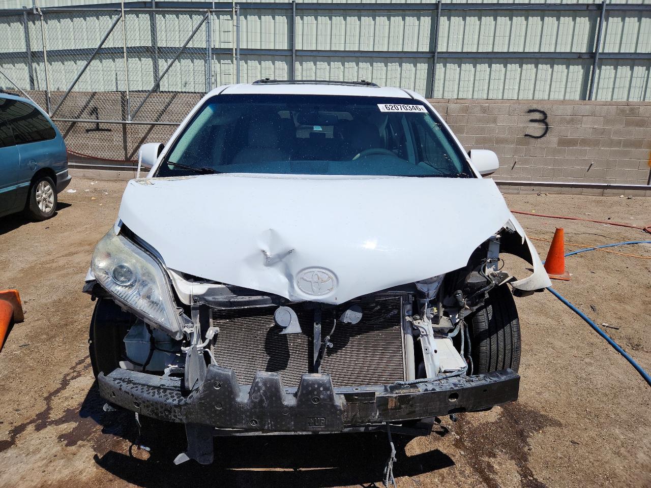 2013 Toyota Sienna Xle 8-passenger White vin: 5TDYK3DC6DS385781