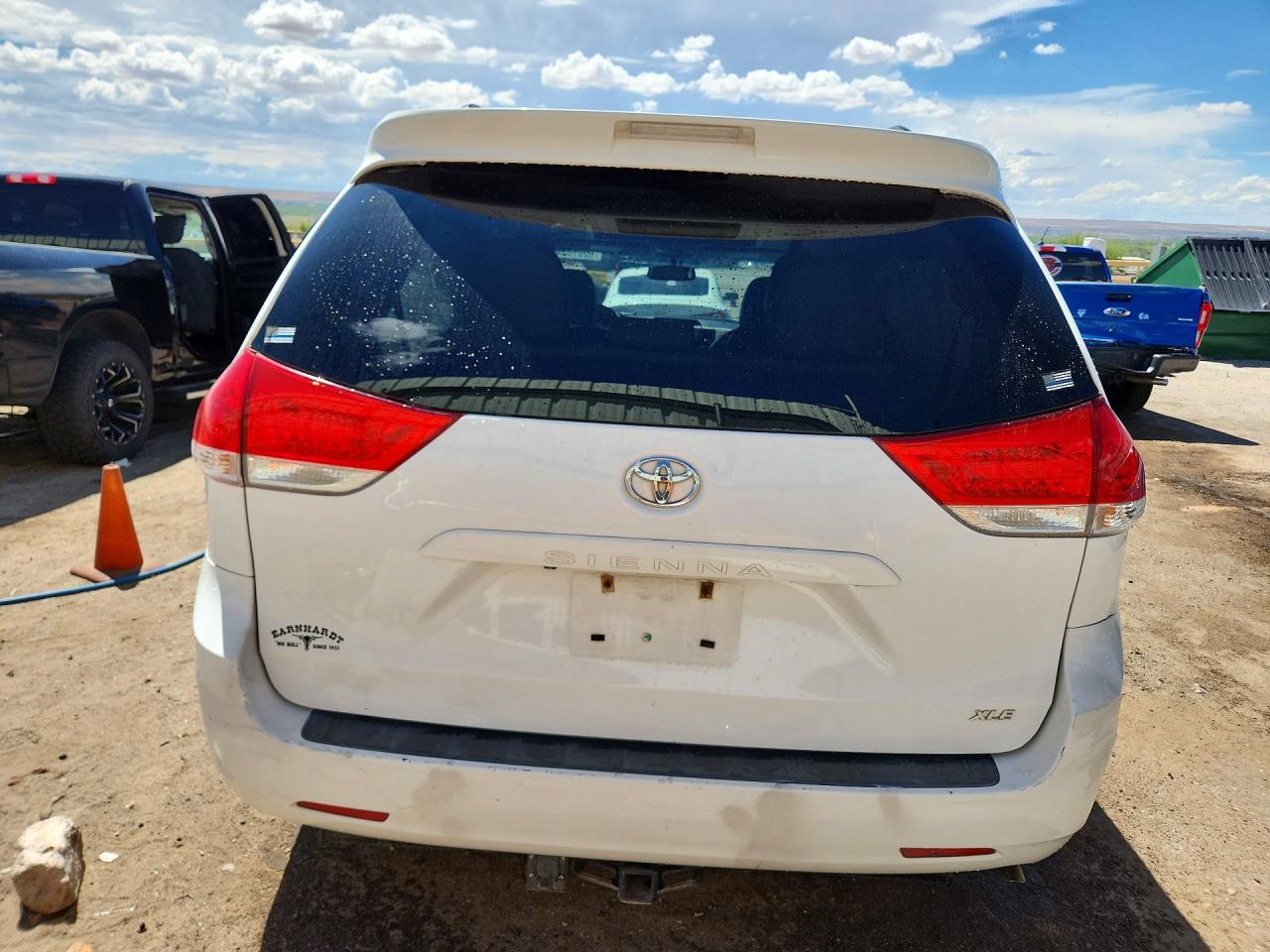 2013 Toyota Sienna Xle 8-passenger White vin: 5TDYK3DC6DS385781