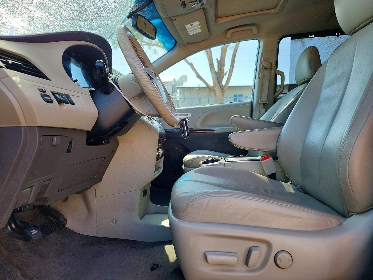 2013 Toyota Sienna Xle 8-passenger Black vin: 5TDYK3DC6DS390740