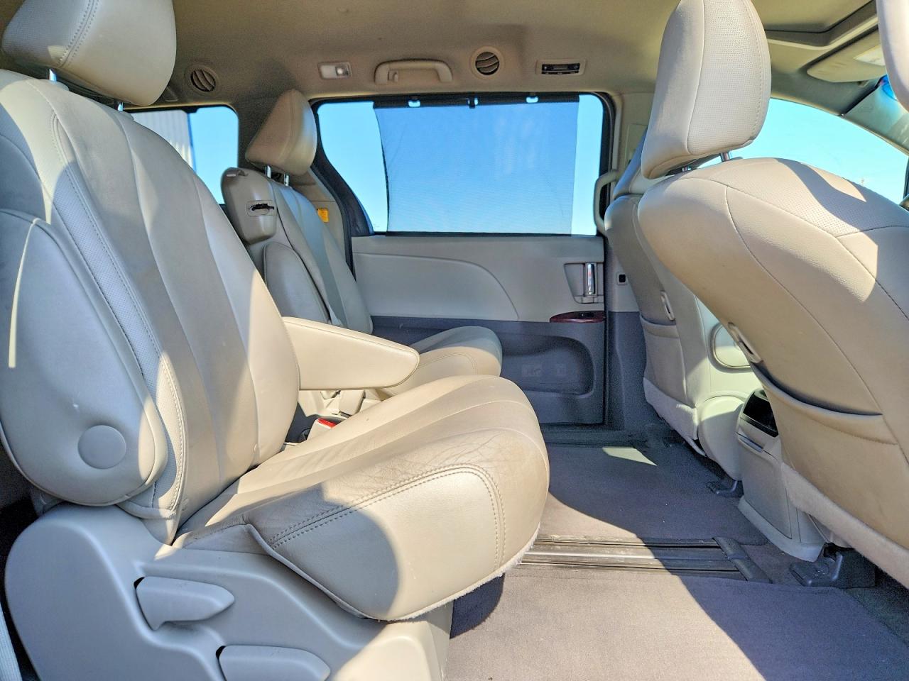 2013 Toyota Sienna Xle 8-passenger Black vin: 5TDYK3DC6DS390740