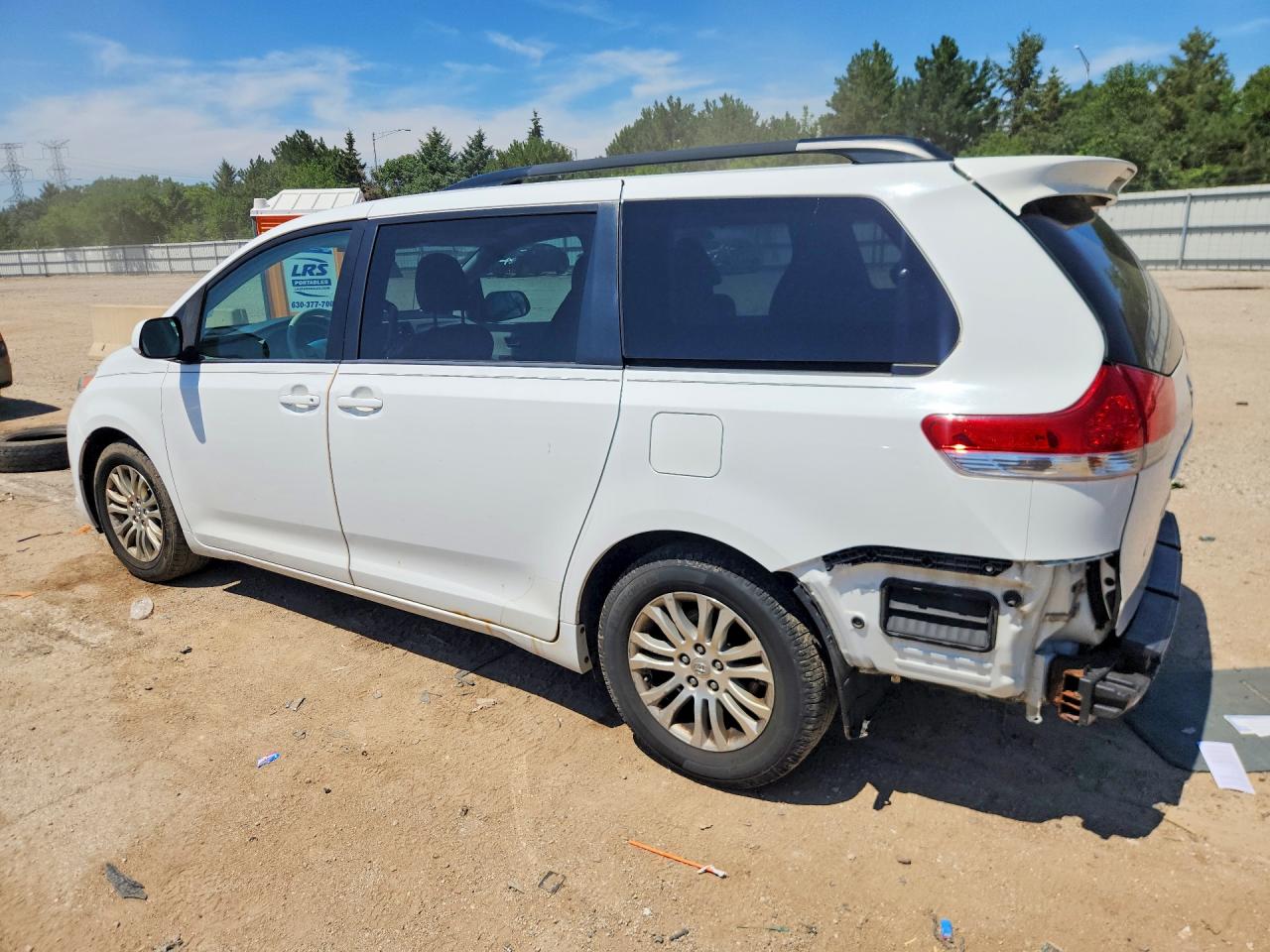2014 Toyota Sienna Xle 8-passenger White vin: 5TDYK3DC6ES407845