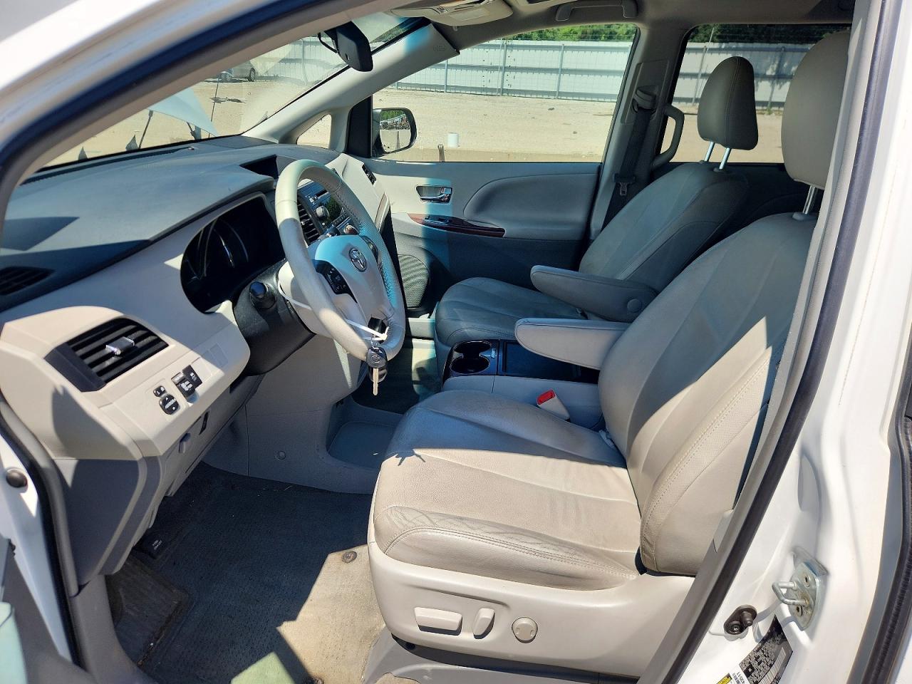 2014 Toyota Sienna Xle 8-passenger White vin: 5TDYK3DC6ES407845