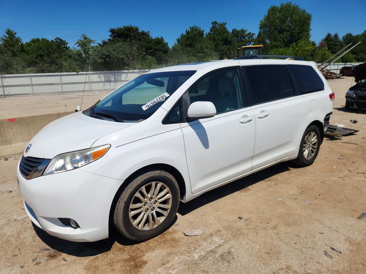 2014 Toyota Sienna Xle 8-passenger White vin: 5TDYK3DC6ES407845