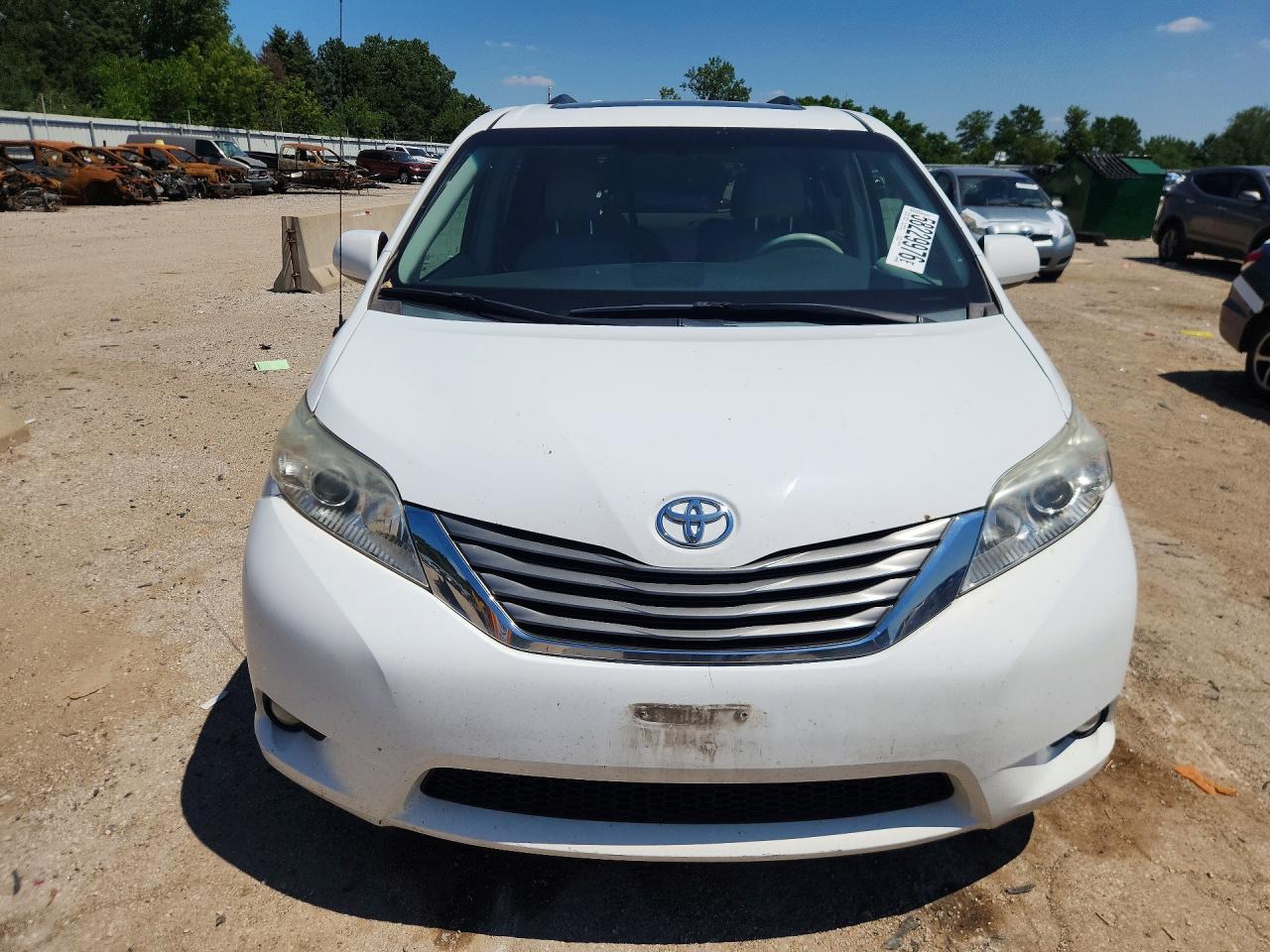 2014 Toyota Sienna Xle 8-passenger White vin: 5TDYK3DC6ES407845