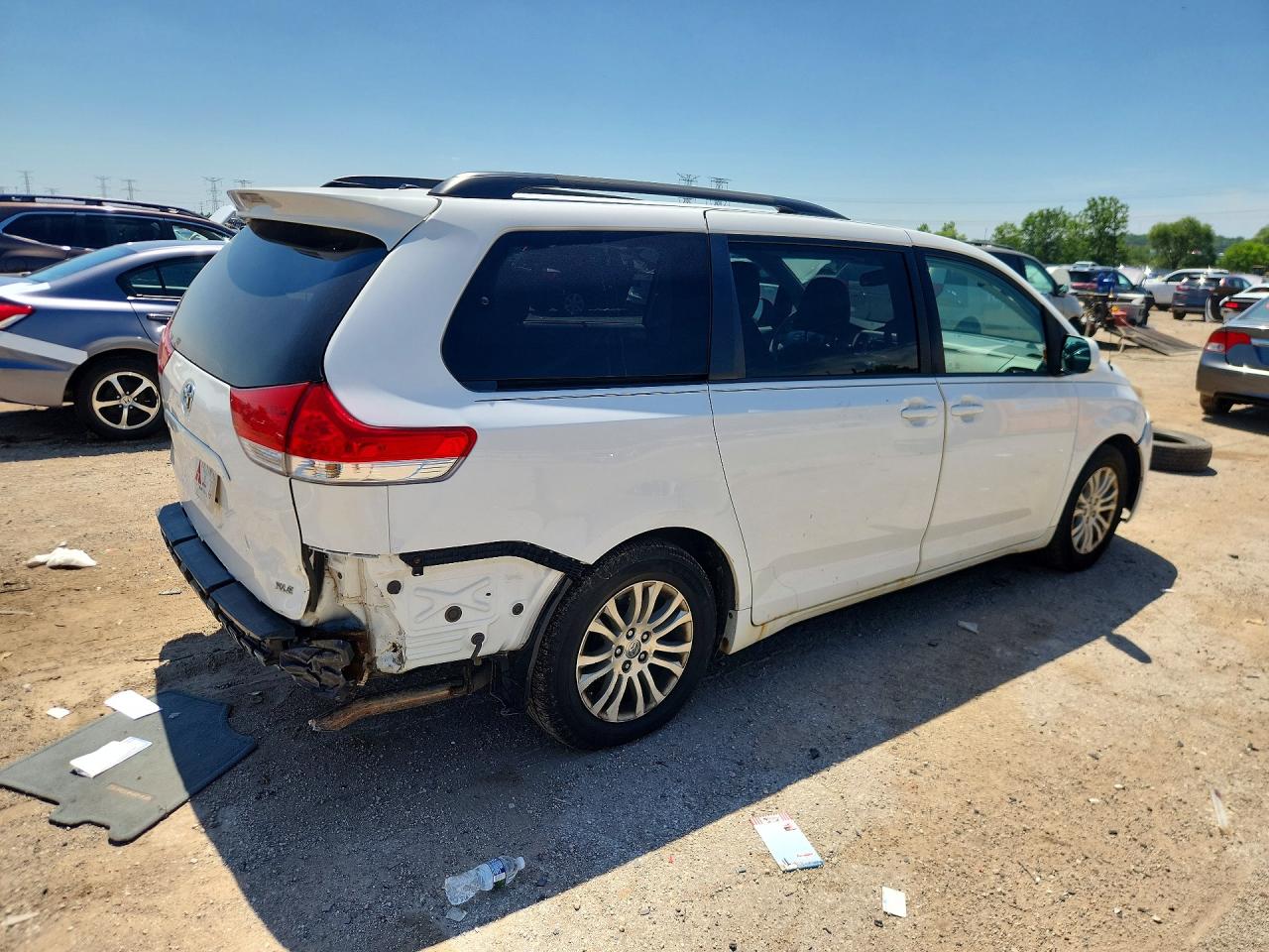 2014 Toyota Sienna Xle 8-passenger White vin: 5TDYK3DC6ES407845