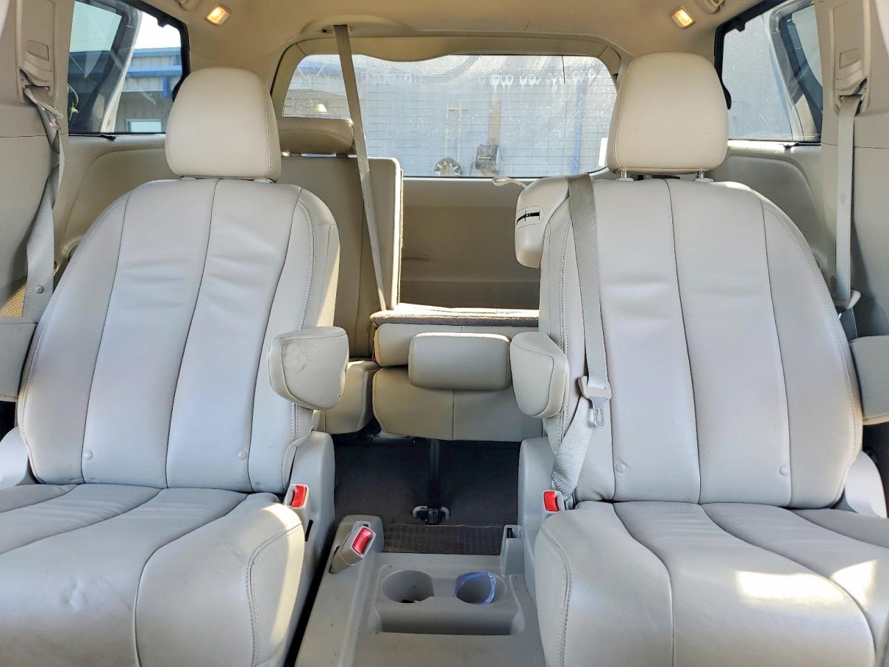 2014 Toyota Sienna White vin: 5TDYK3DC6ES410017