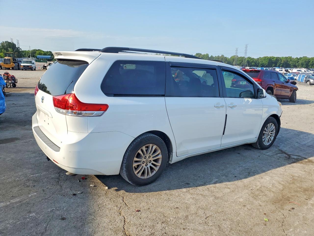 2014 Toyota Sienna White vin: 5TDYK3DC6ES410017