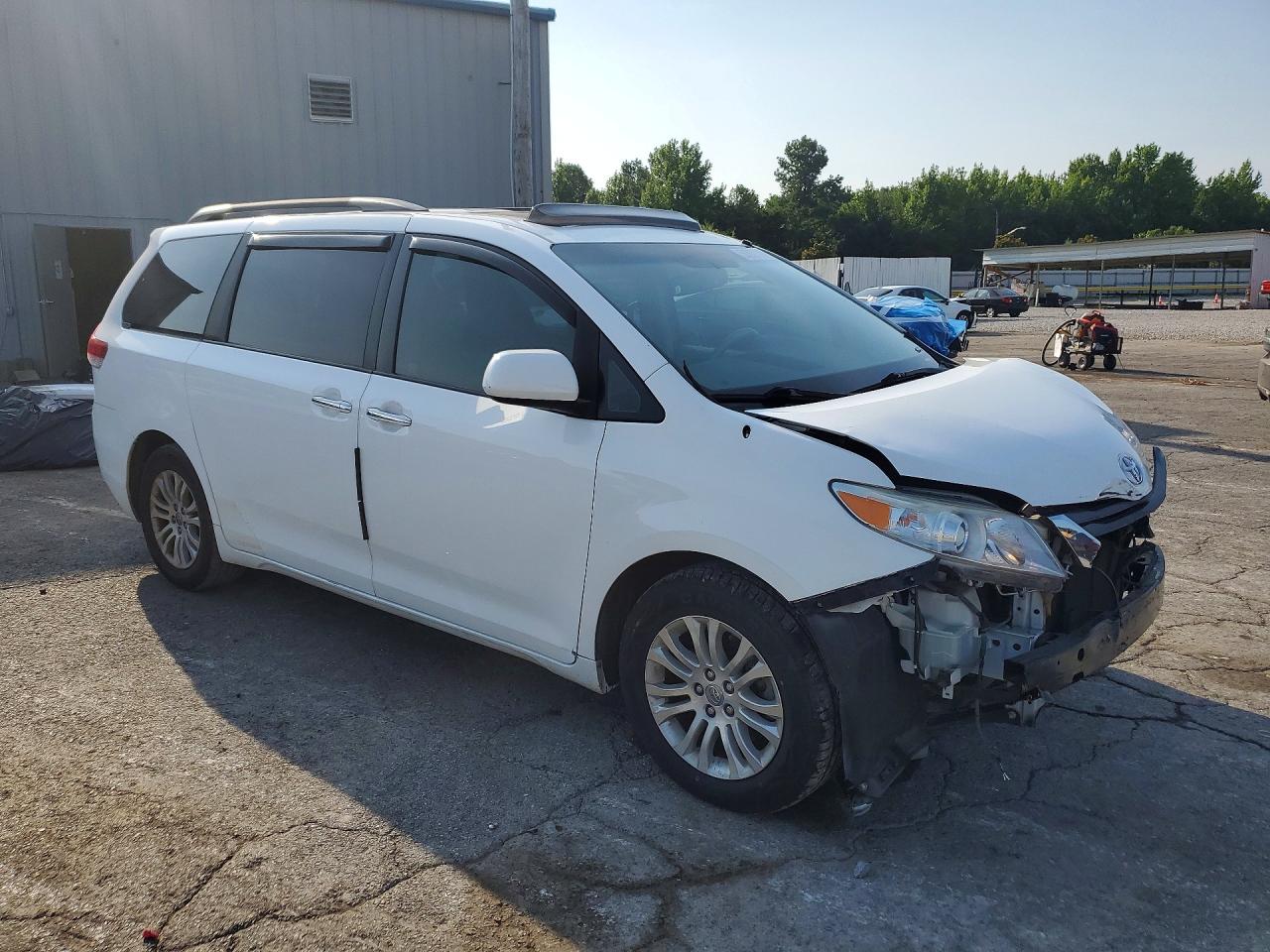 2014 Toyota Sienna White vin: 5TDYK3DC6ES410017