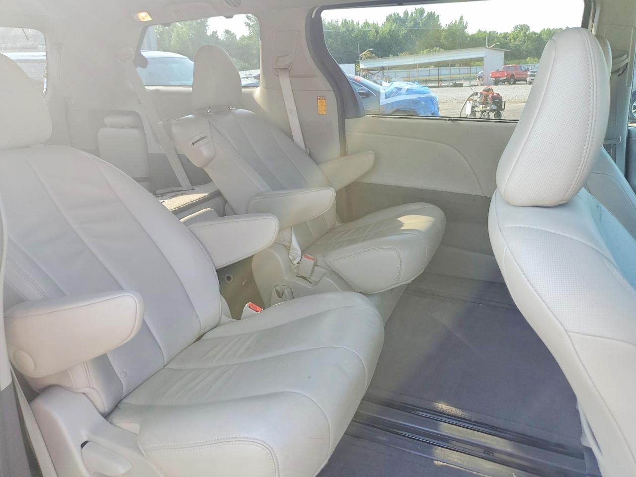 2014 Toyota Sienna White vin: 5TDYK3DC6ES410017
