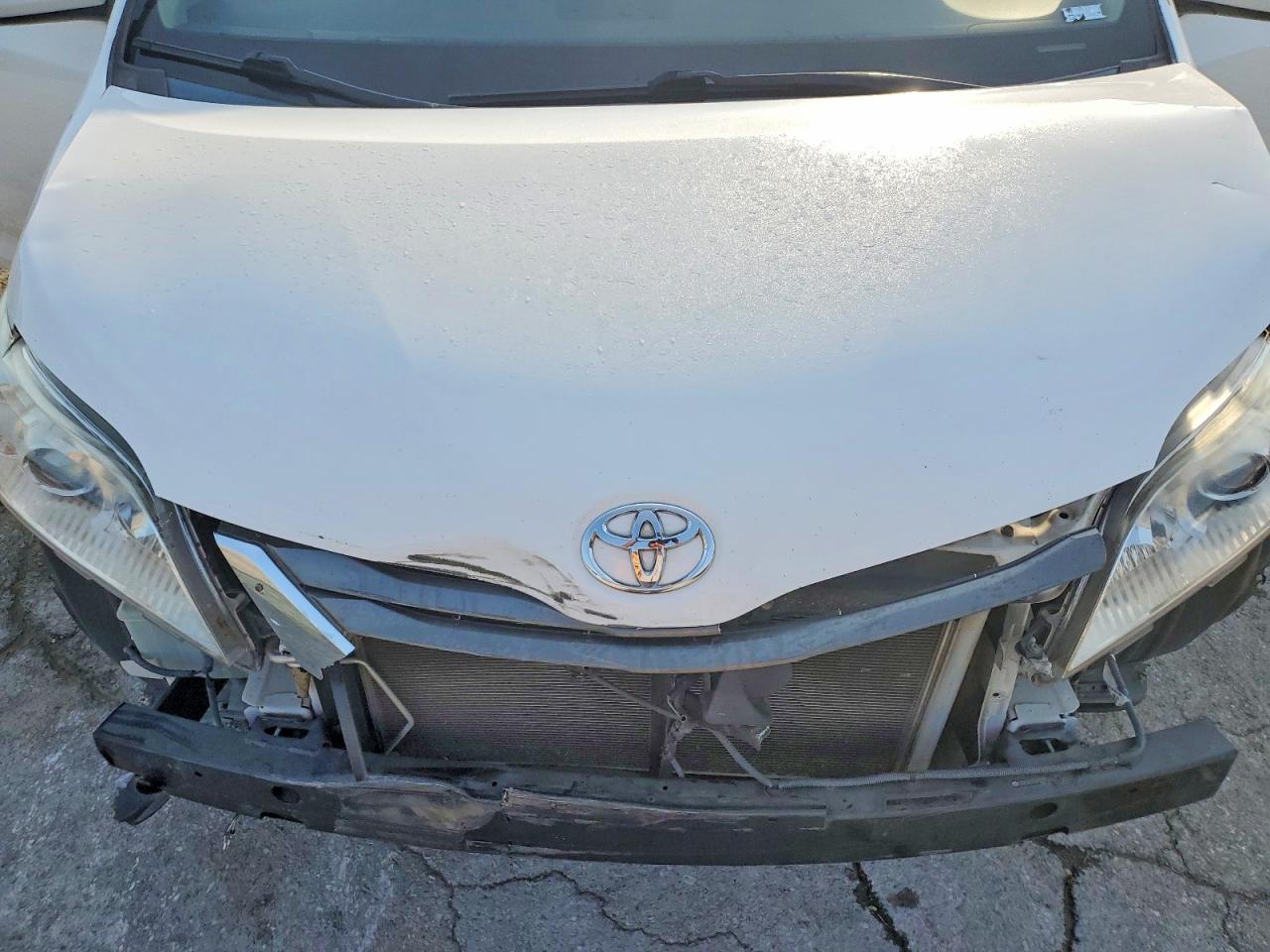 2014 Toyota Sienna White vin: 5TDYK3DC6ES410017