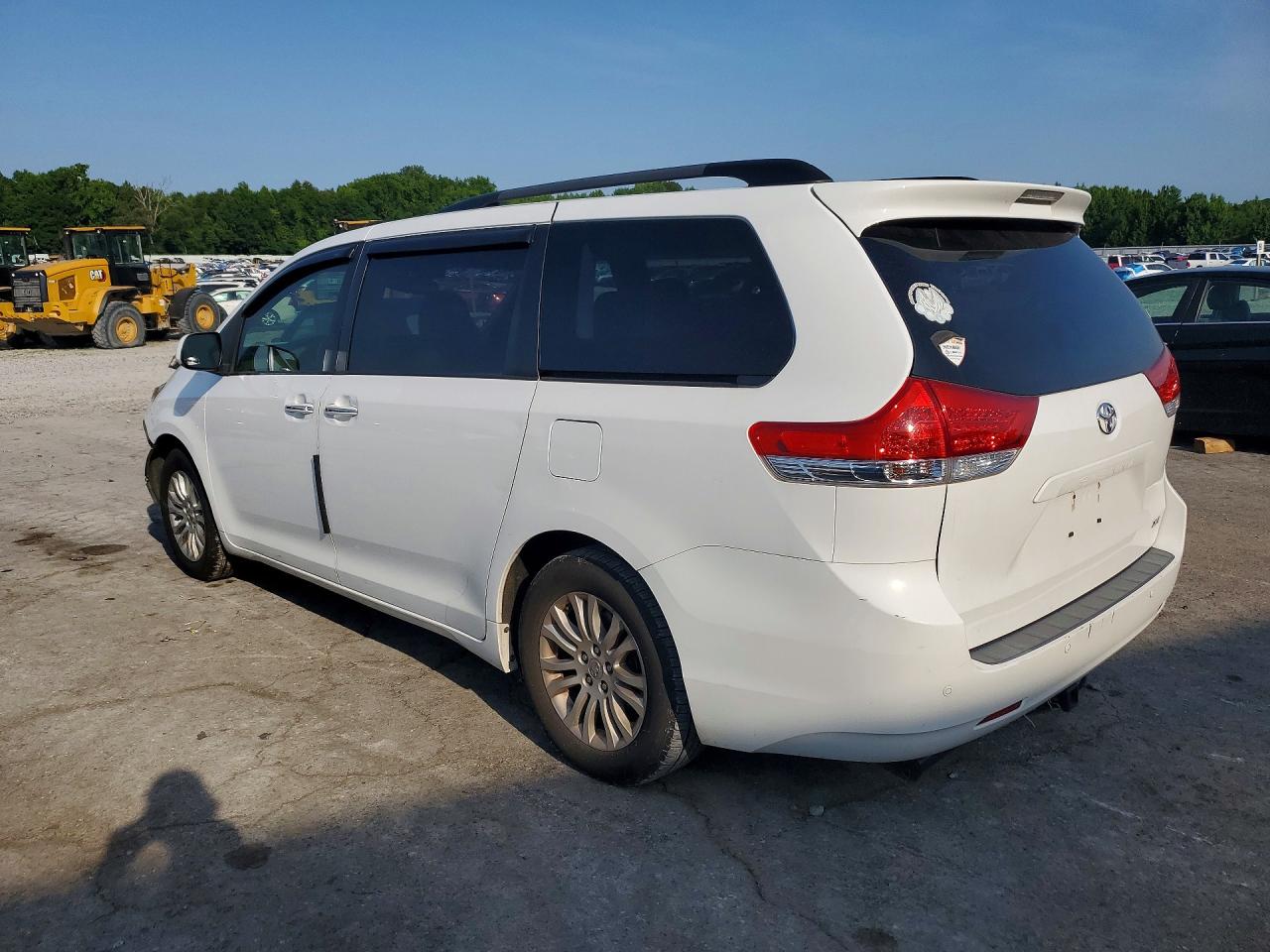 2014 Toyota Sienna White vin: 5TDYK3DC6ES410017