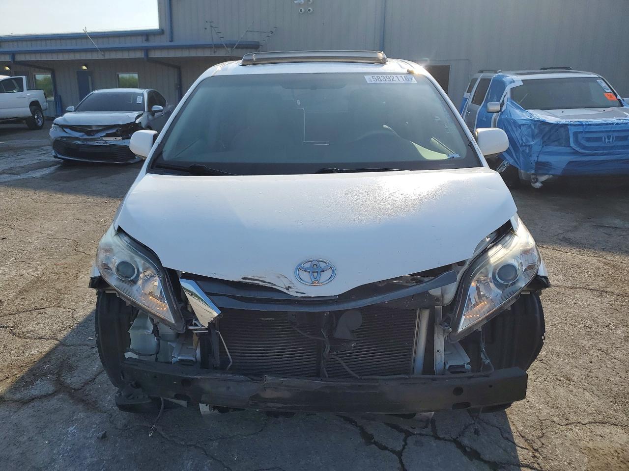 2014 Toyota Sienna White vin: 5TDYK3DC6ES410017